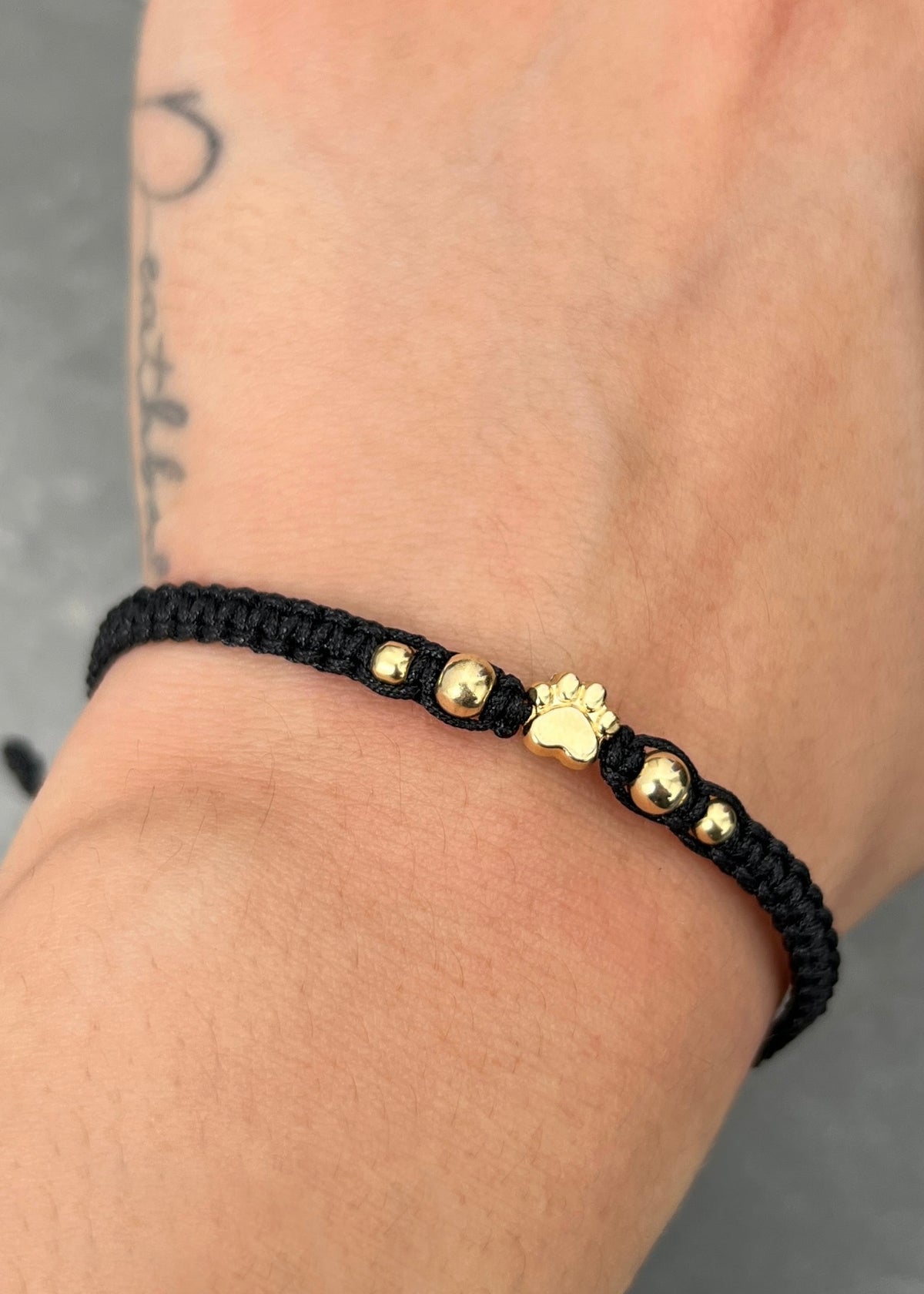 Pulsera en Hilo Negro con Herraje Huella 0.5gr — Oro Amarillo