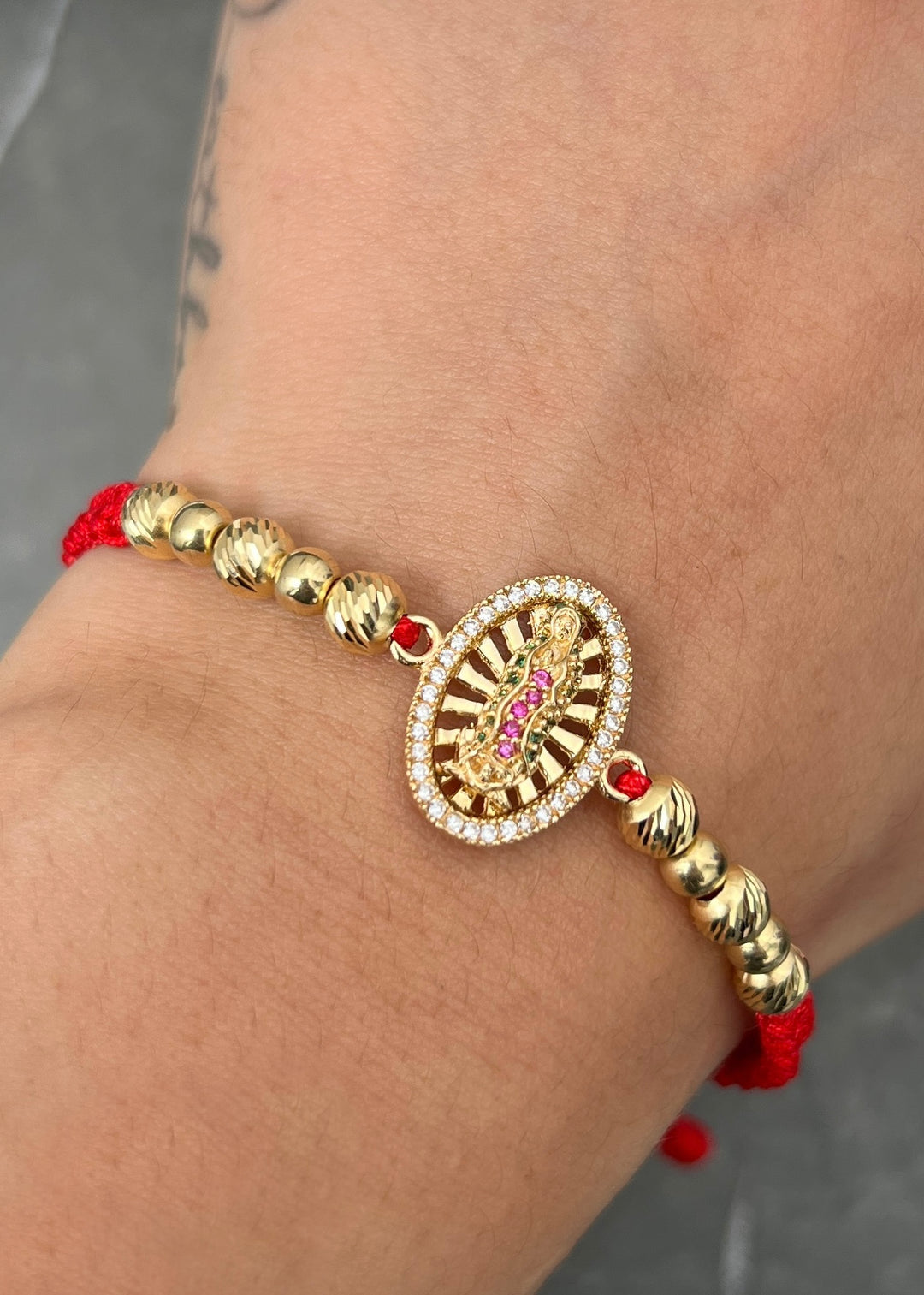Pulsera en Hilo Rojo con Herraje Virgen de Guadalupe 3.2gr — Oro Amarillo