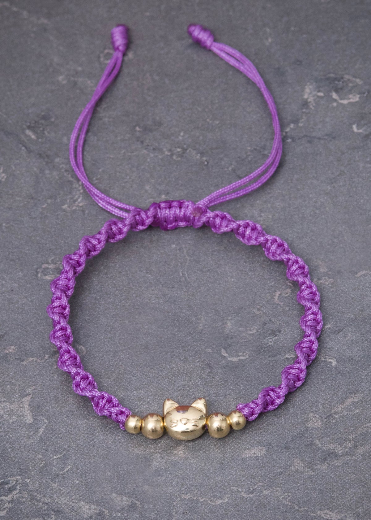 Pulsera en Hilo Morado con Herraje Gato 0.55gr — Oro Amarillo