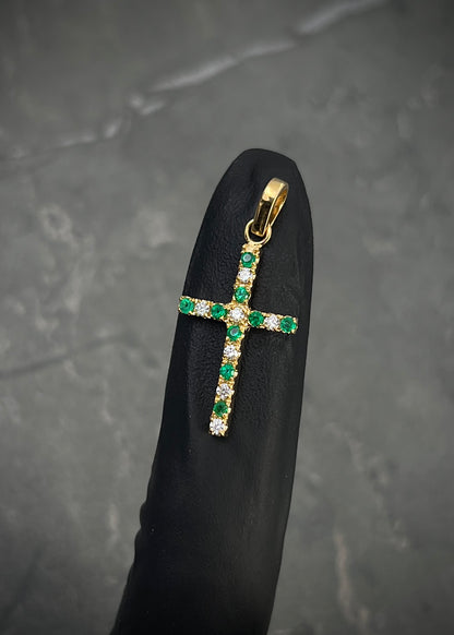 Dije cruz con 16pts de diamantes y 18pts de esmeraldas 1.6gr / Largo 3cm / Oro Amarillo (Joya) P