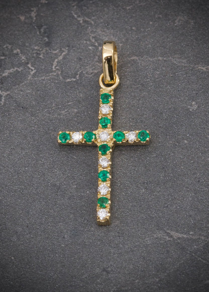 Dije cruz con 16pts de diamantes y 18pts de esmeraldas 1.6gr / Largo 3cm / Oro Amarillo (Joya) P