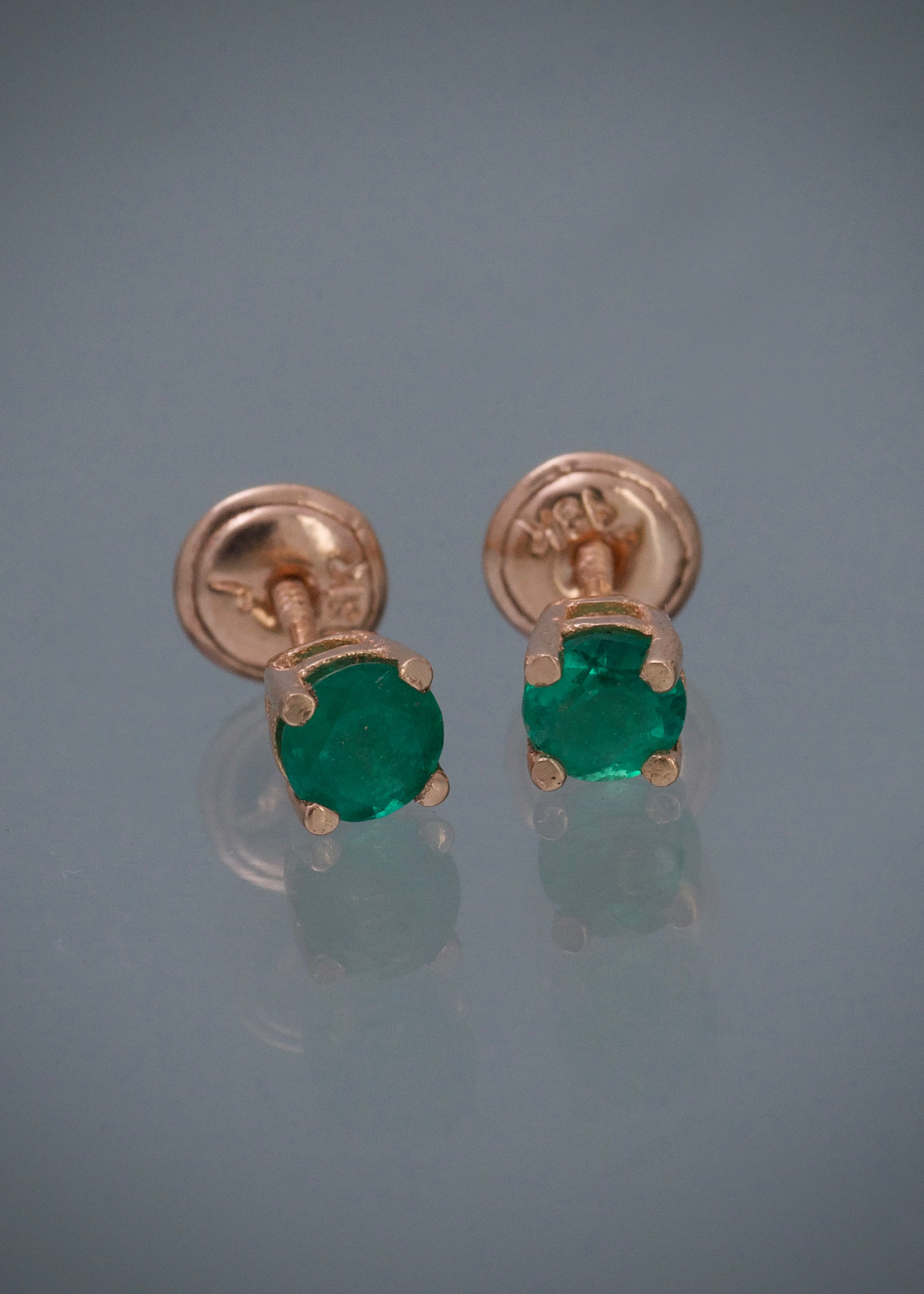 Topos con 64pts de esmeralda 1.1gr / Largo 0.45cm / Oro Rosado (Joya) B