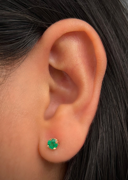 Topos con 64pts de esmeralda 1.1gr / Largo 0.45cm / Oro Rosado (Joya) B