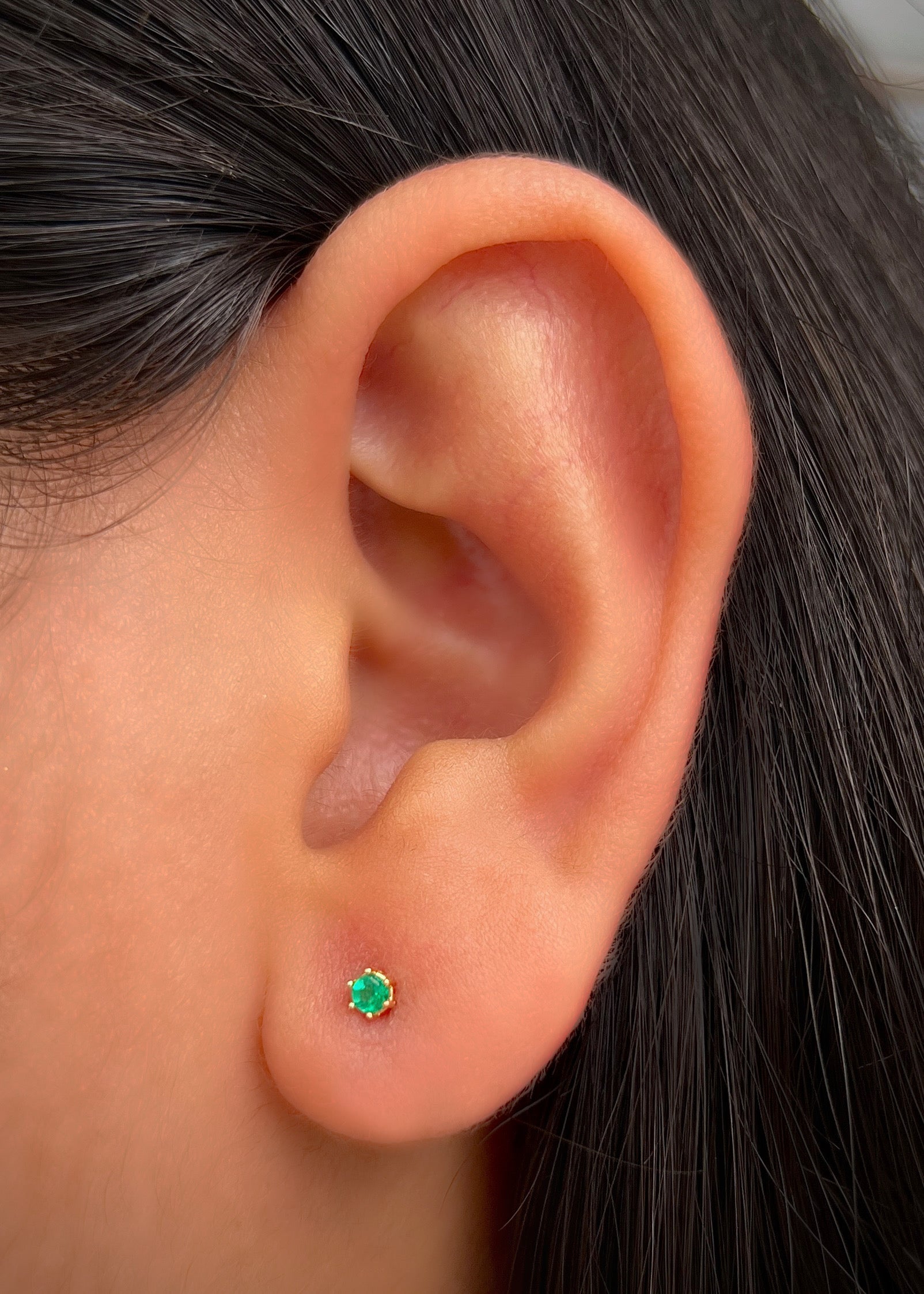 Topos con 10pts de esmeralda 0.5gr / Largo 0.28cm / Oro Amarillo (Joya) P