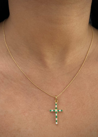 Dije cruz con 16pts de diamantes y 18pts de esmeraldas 1.6gr / Largo 3cm / Oro Amarillo (Joya) P