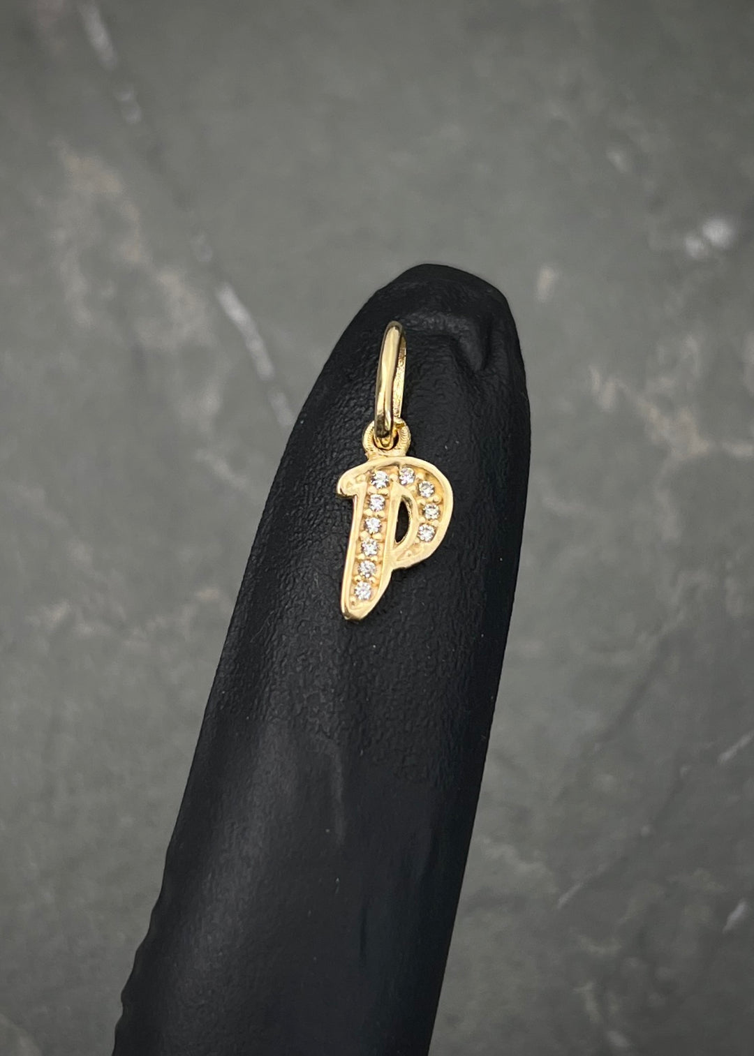 Dije letra P con swarovski blanco 0.65gr / Largo 1.7cm — Oro Amarillo