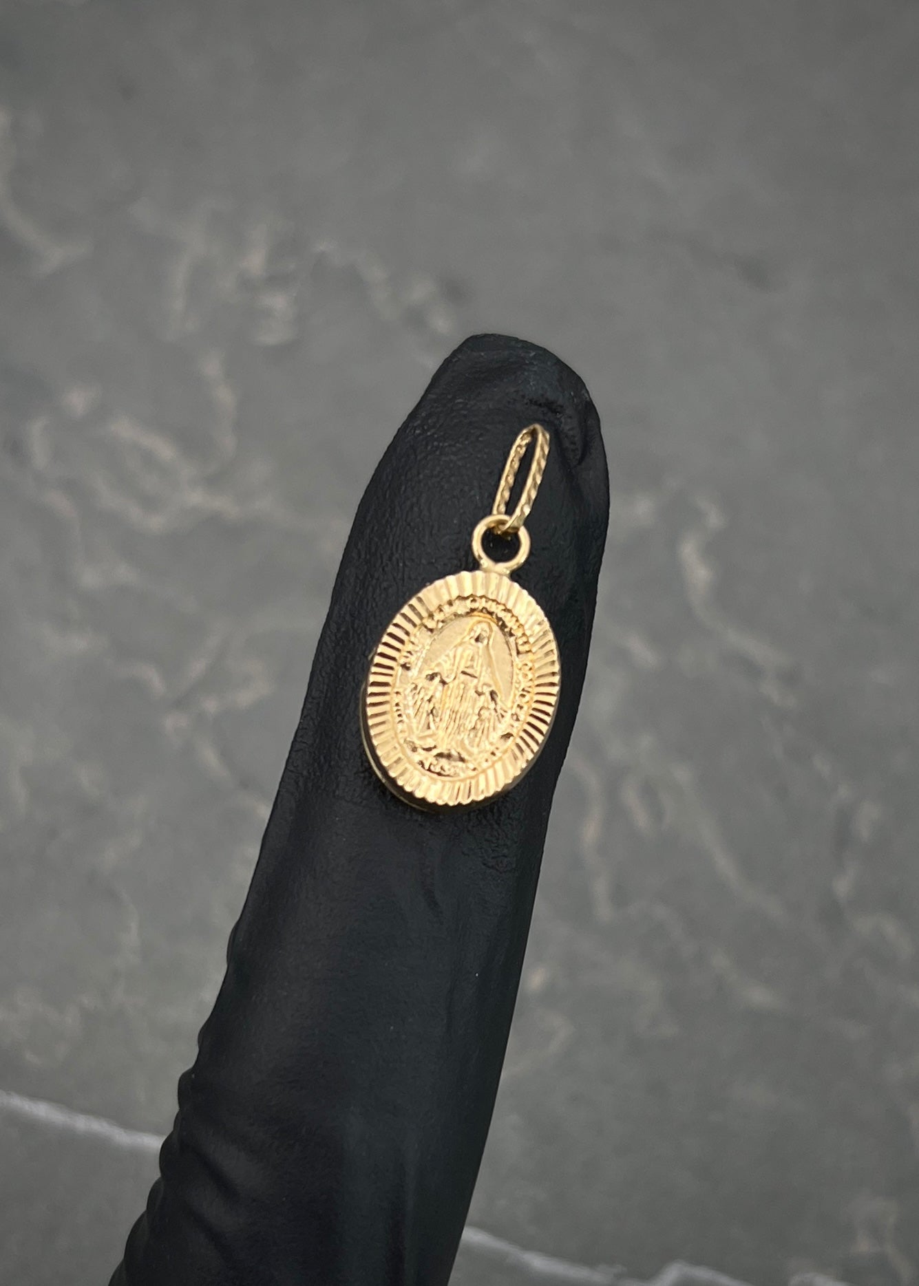 Dije Virgen de la milagrosa 0.9gr / Largo 2.1cm — Oro Amarillo