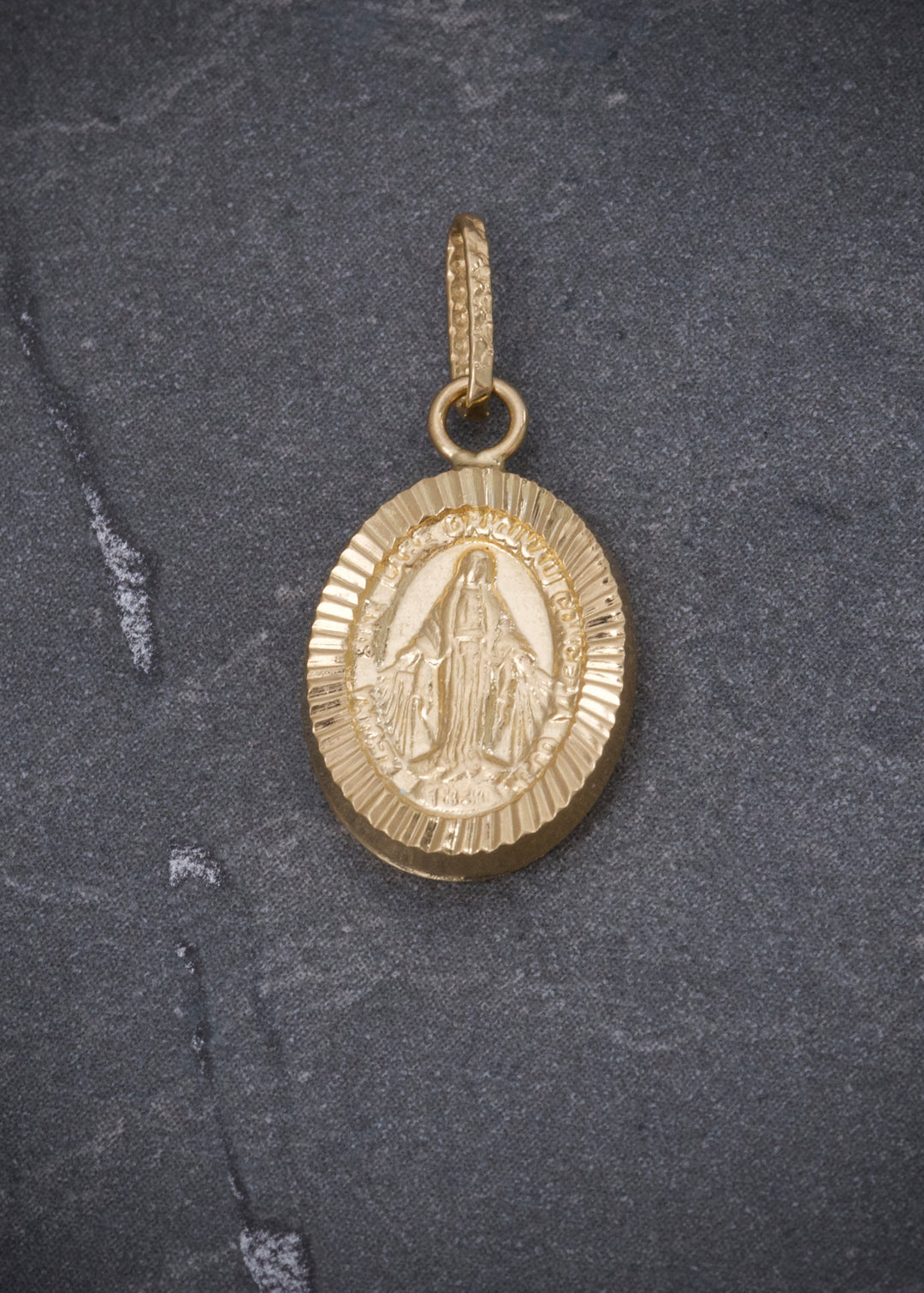 Dije Virgen de la milagrosa 0.9gr / Largo 2.1cm — Oro Amarillo