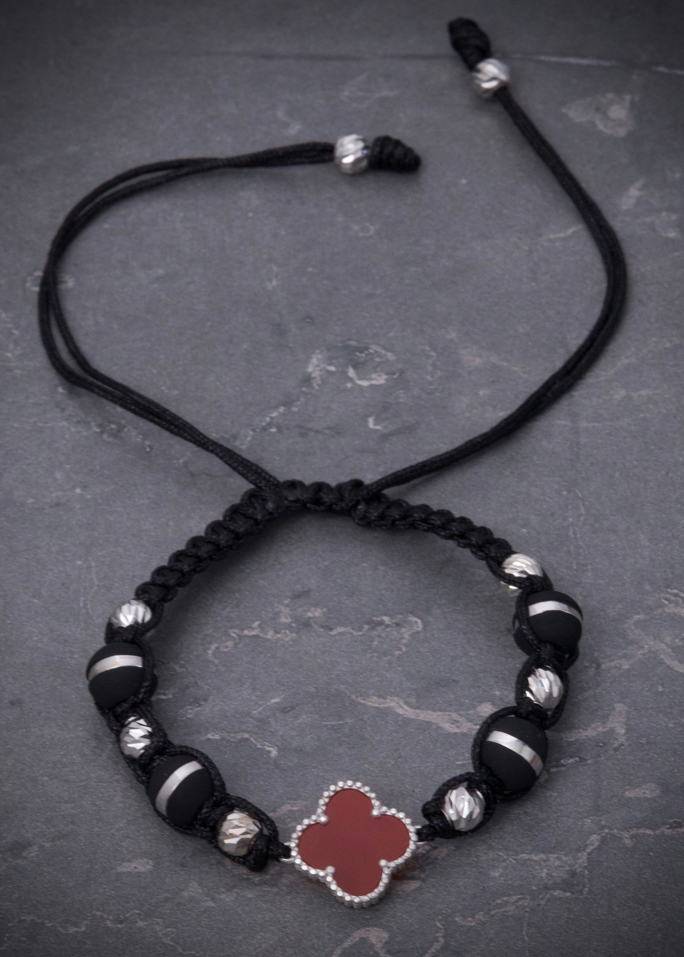 Pulsera en hilo negro con herraje lucky clover 2.86gr — Oro Blanco