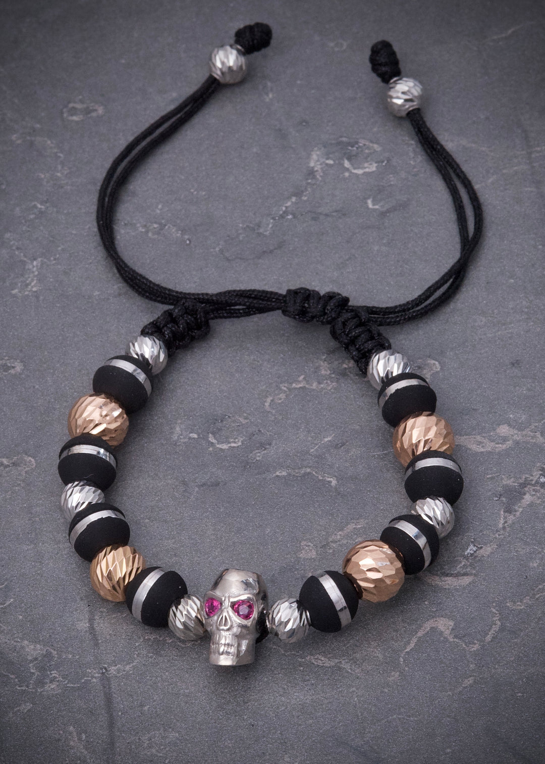 Pulsera en hilo negro con herraje calavera 17pts de rubies 7.7gr — Dos Oros