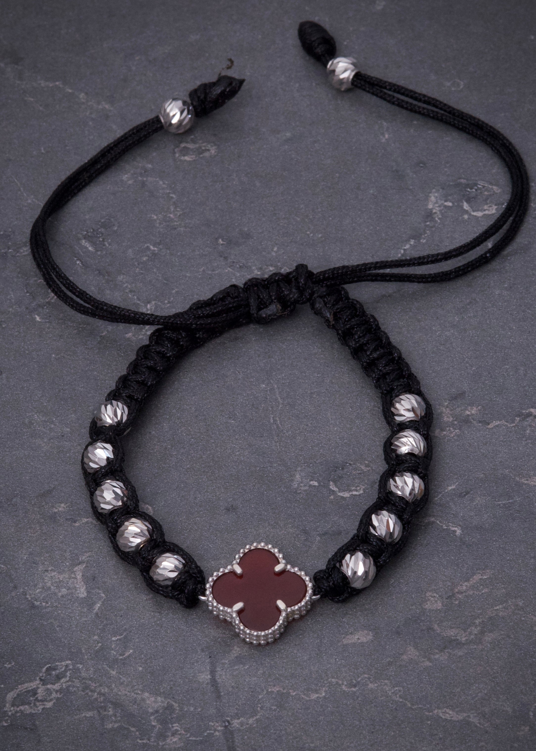 Pulsera en hilo negro con herraje lucky clover 3.54gr — Oro Blanco