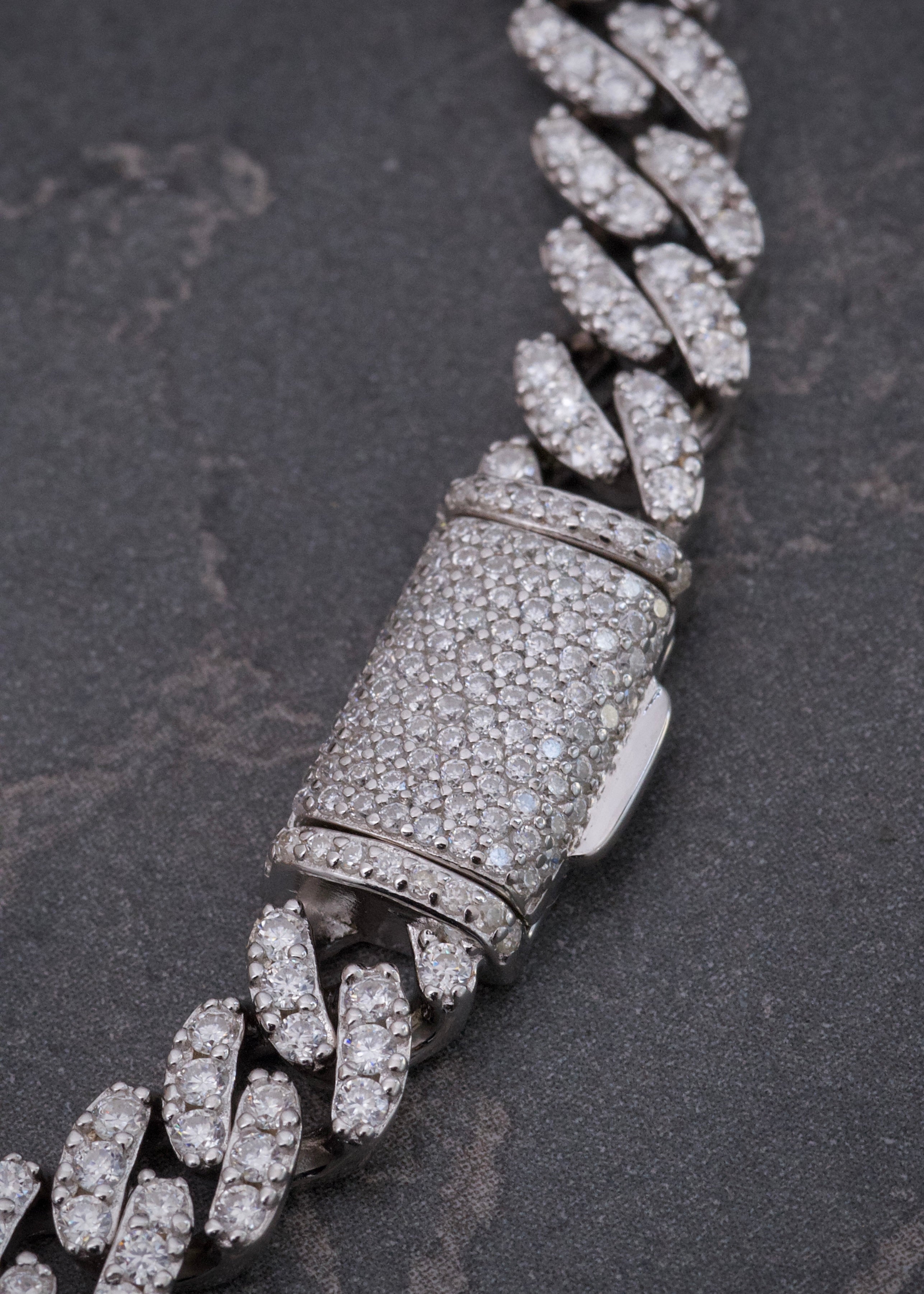 Pulso cubano con 320pts de moissanita 15.65gr / Largo 18cm / Plata B