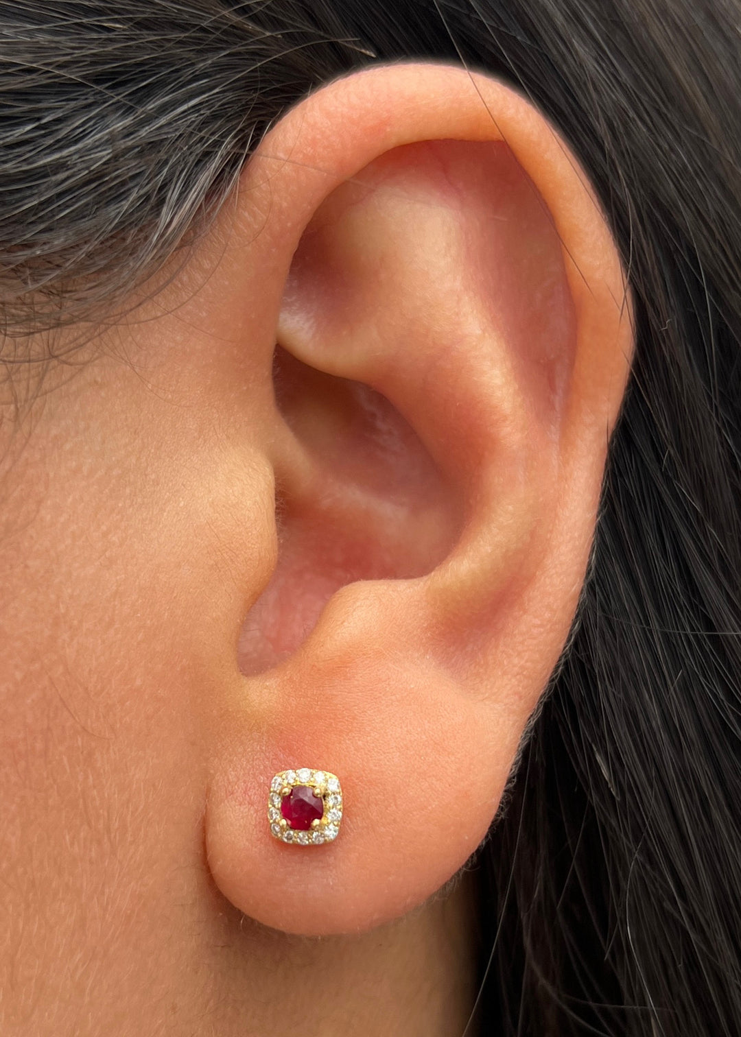 Topos con 24pts de Rubie y 11pts de Diamantes 1.55gr / 0.5cm / 5mm — Oro Amarillo