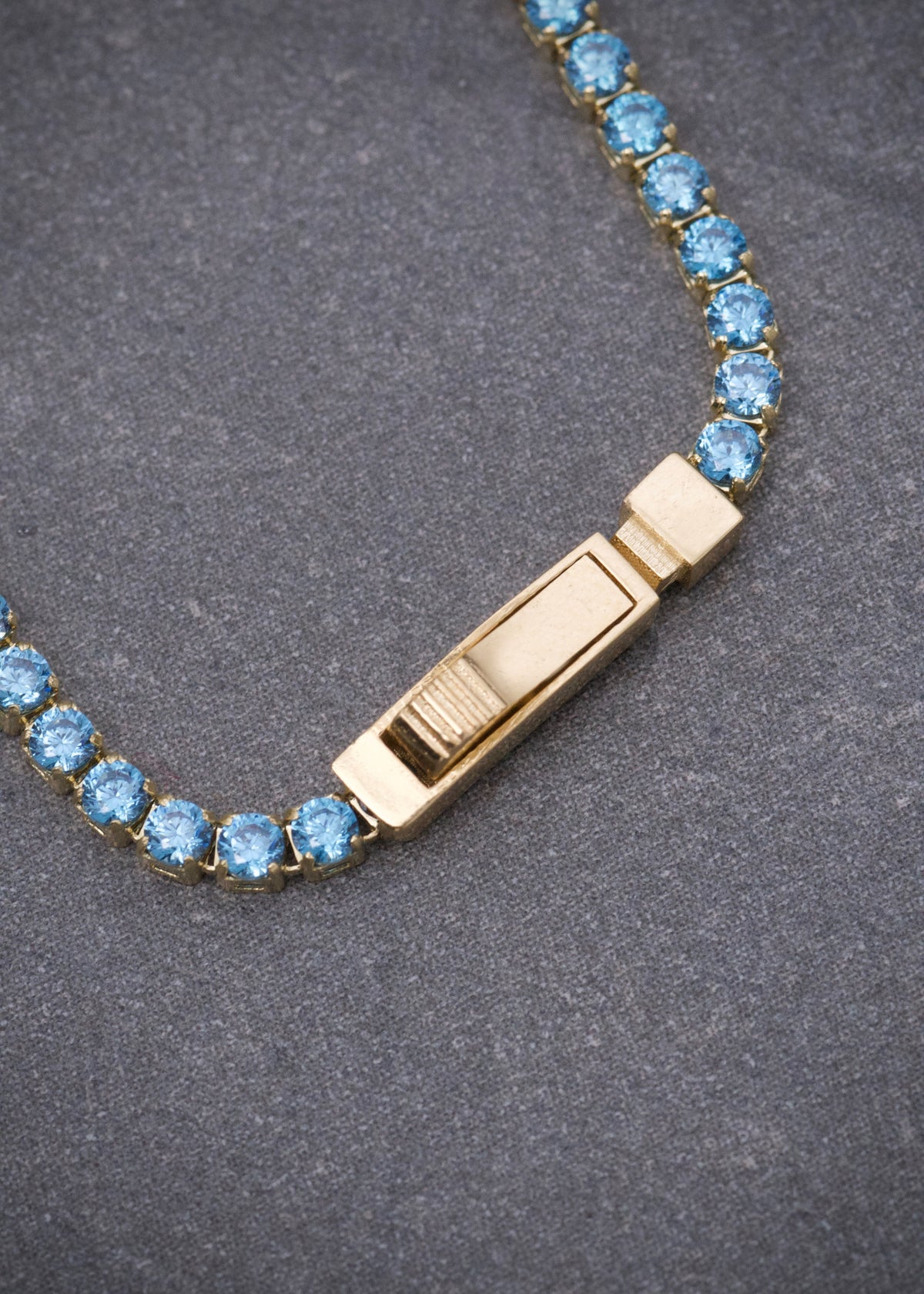 Pulso Tenis con Swarovski Azul 2.7gr / 19cm / 1.8mm — Oro Amarillo