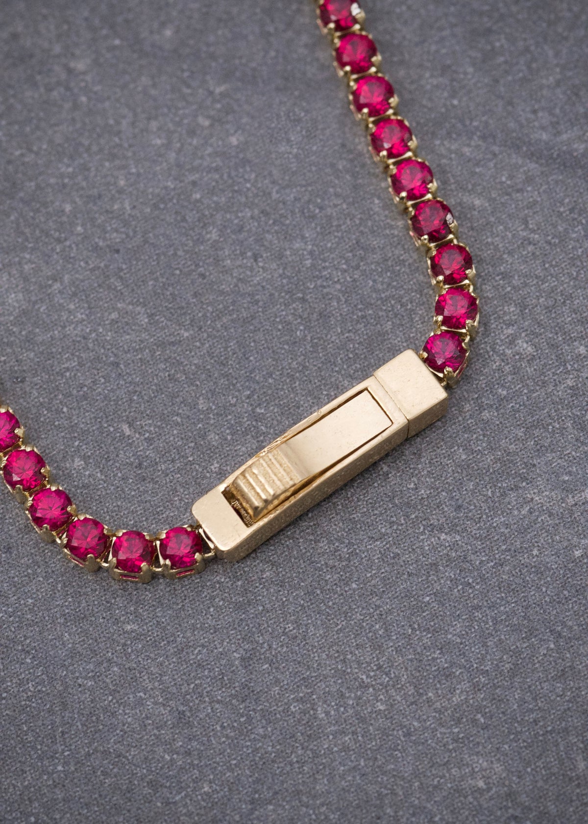 Pulso Tenis con Swarovski Fucsia 2.3gr / 18cm / 1.8mm — Oro Amarillo