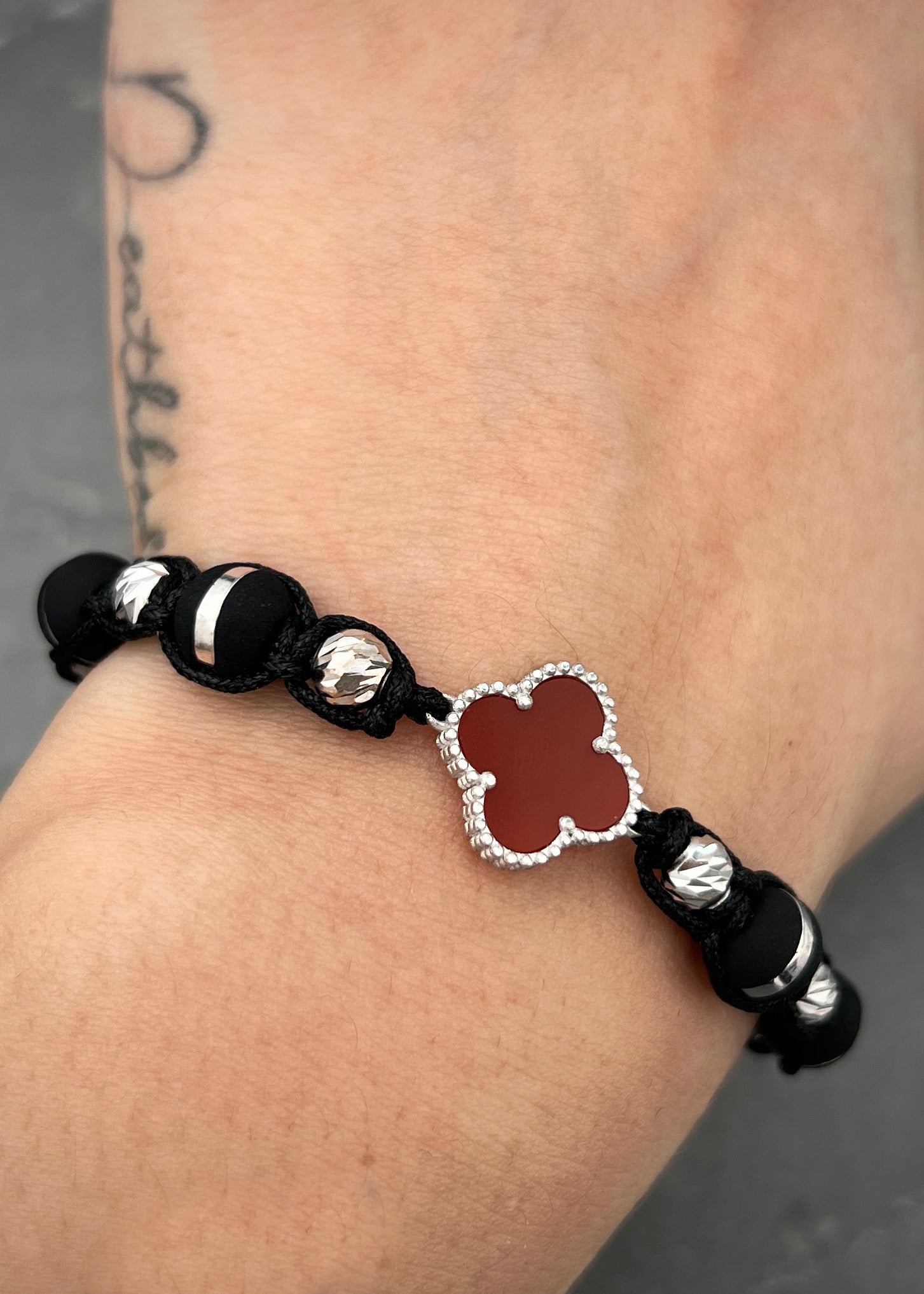 Pulsera en hilo negro con herraje lucky clover 2.86gr — Oro Blanco