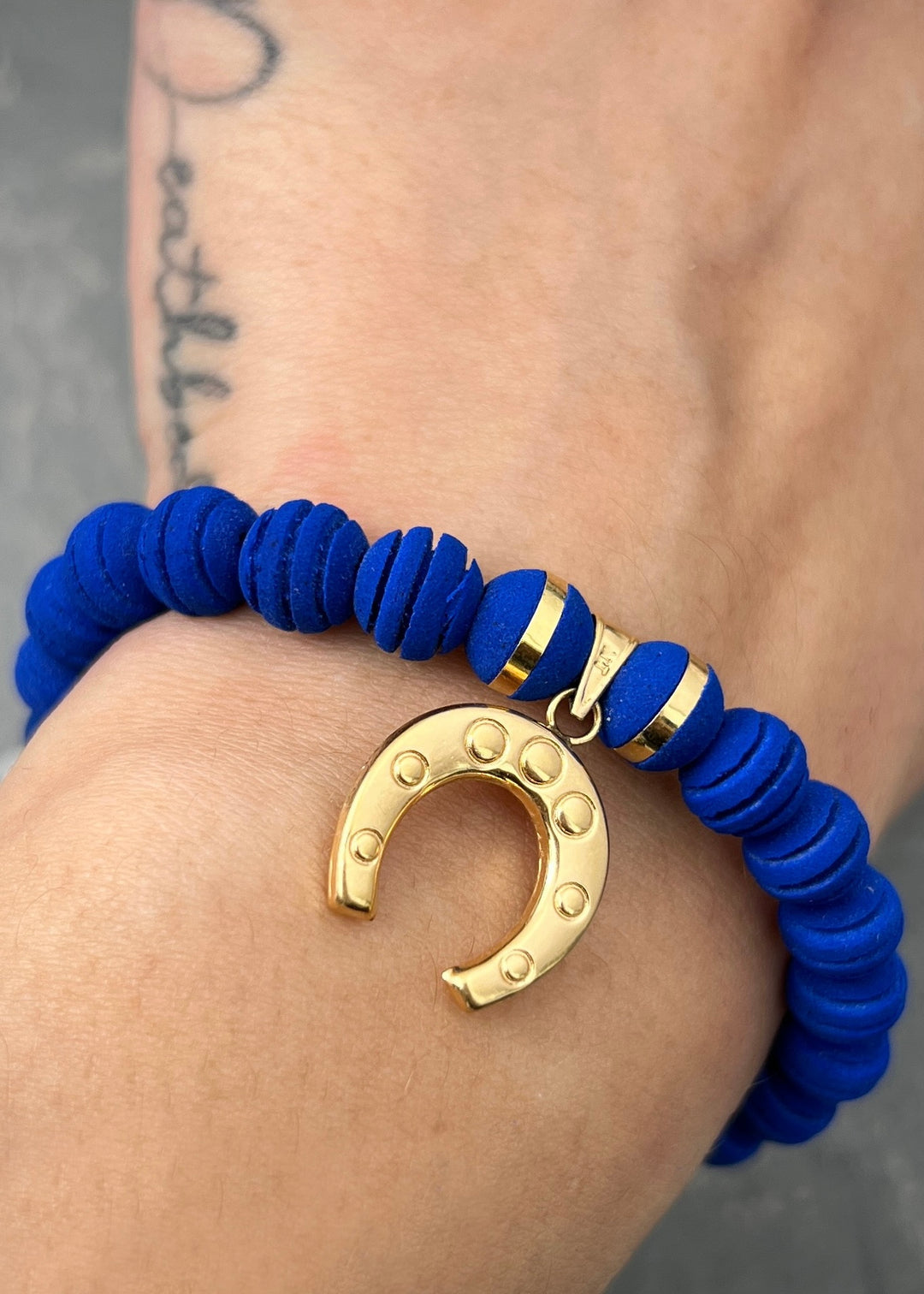 Pulsera en hilo azul con dije de herradura 1.25gr — Oro Amarillo