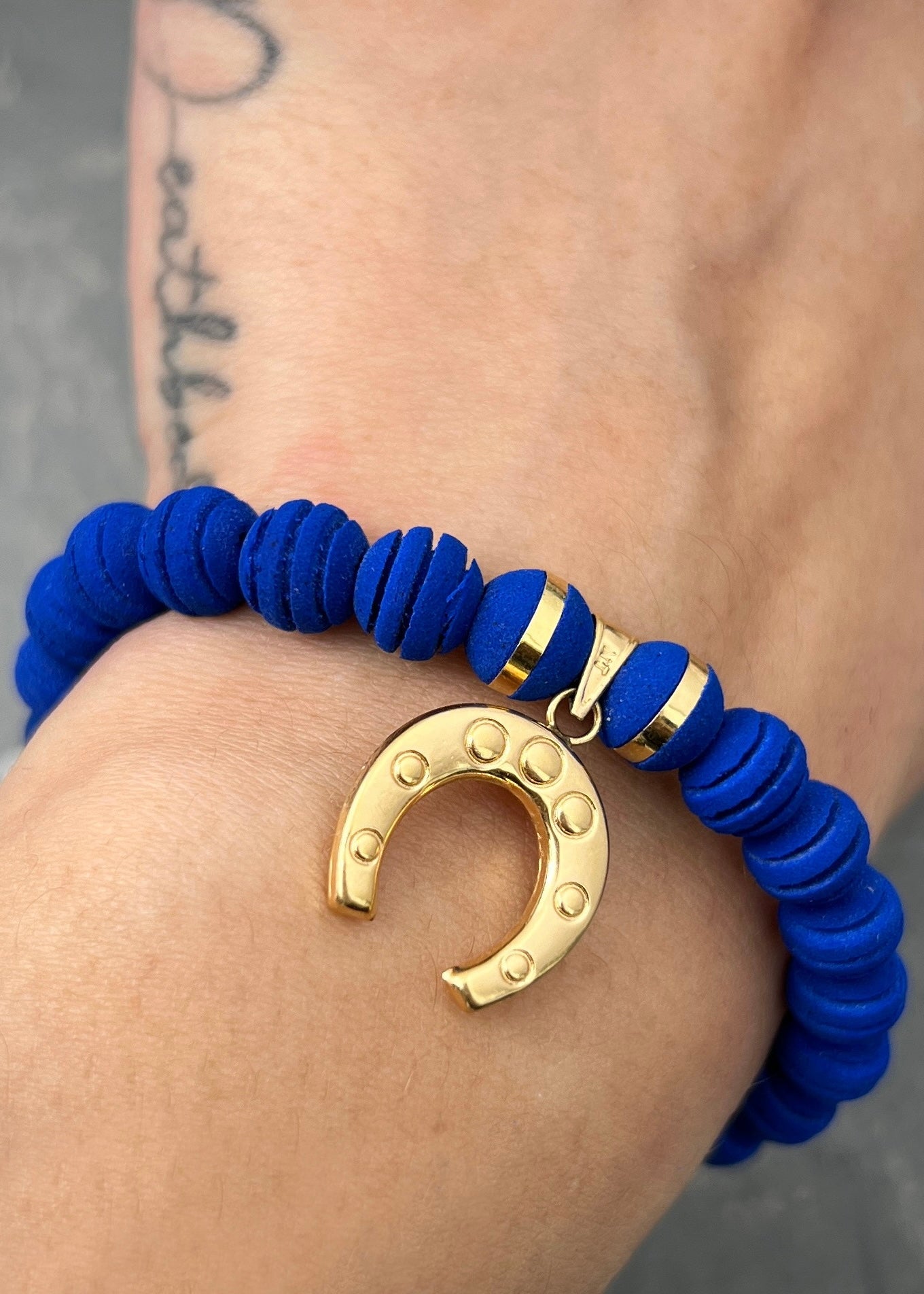 Pulsera en hilo azul con dije de herradura 1.25gr / Oro Amarillo (Joya) M