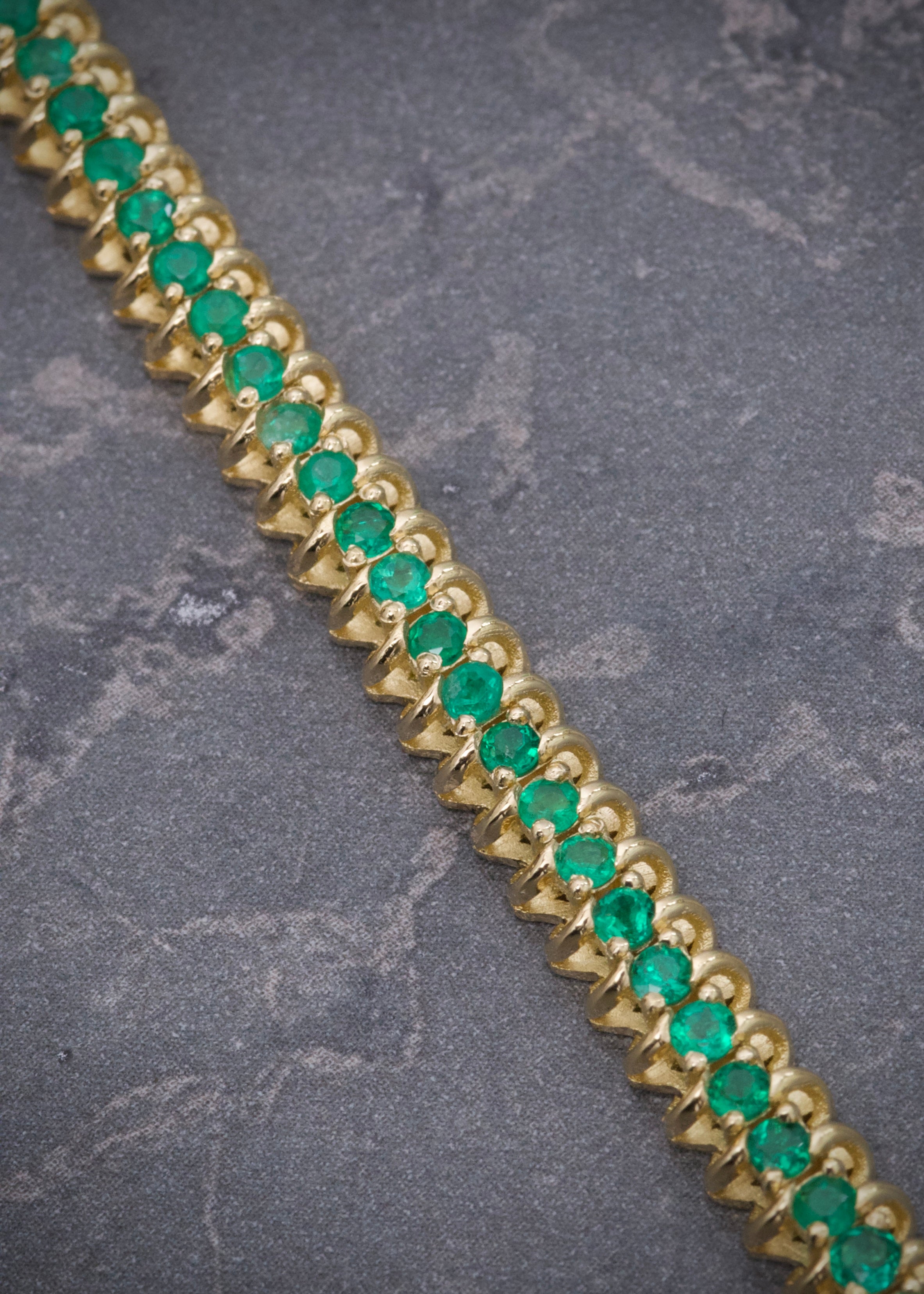 Pulso tenis con 260pts de esmeraldas 17.7gr / Largo 18.5cm / Oro Amarillo (Joya) M