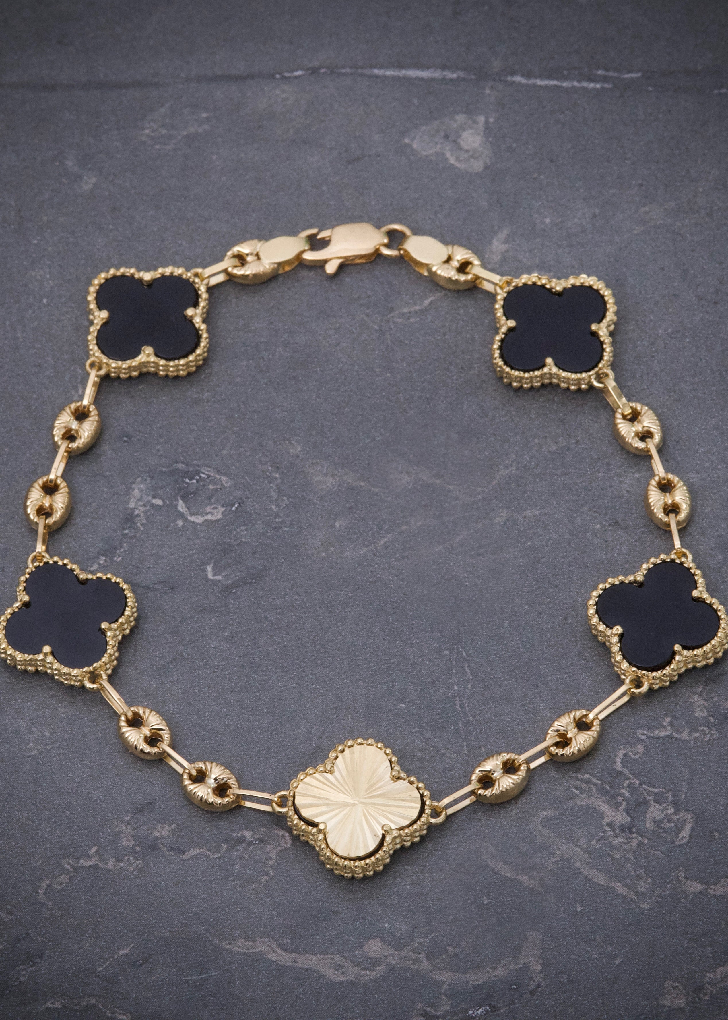 Pulso lucky clover piedra negra y diamantado 10.7gr / Largo 20cm / Oro Amarillo (Joya) M