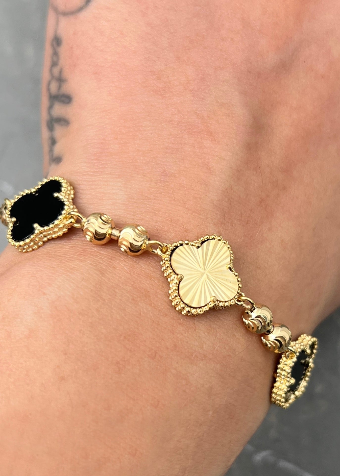 Pulso lucky clover piedra negra y diamantado 14.4gr / Largo 18cm / Oro Amarillo (Joya) M