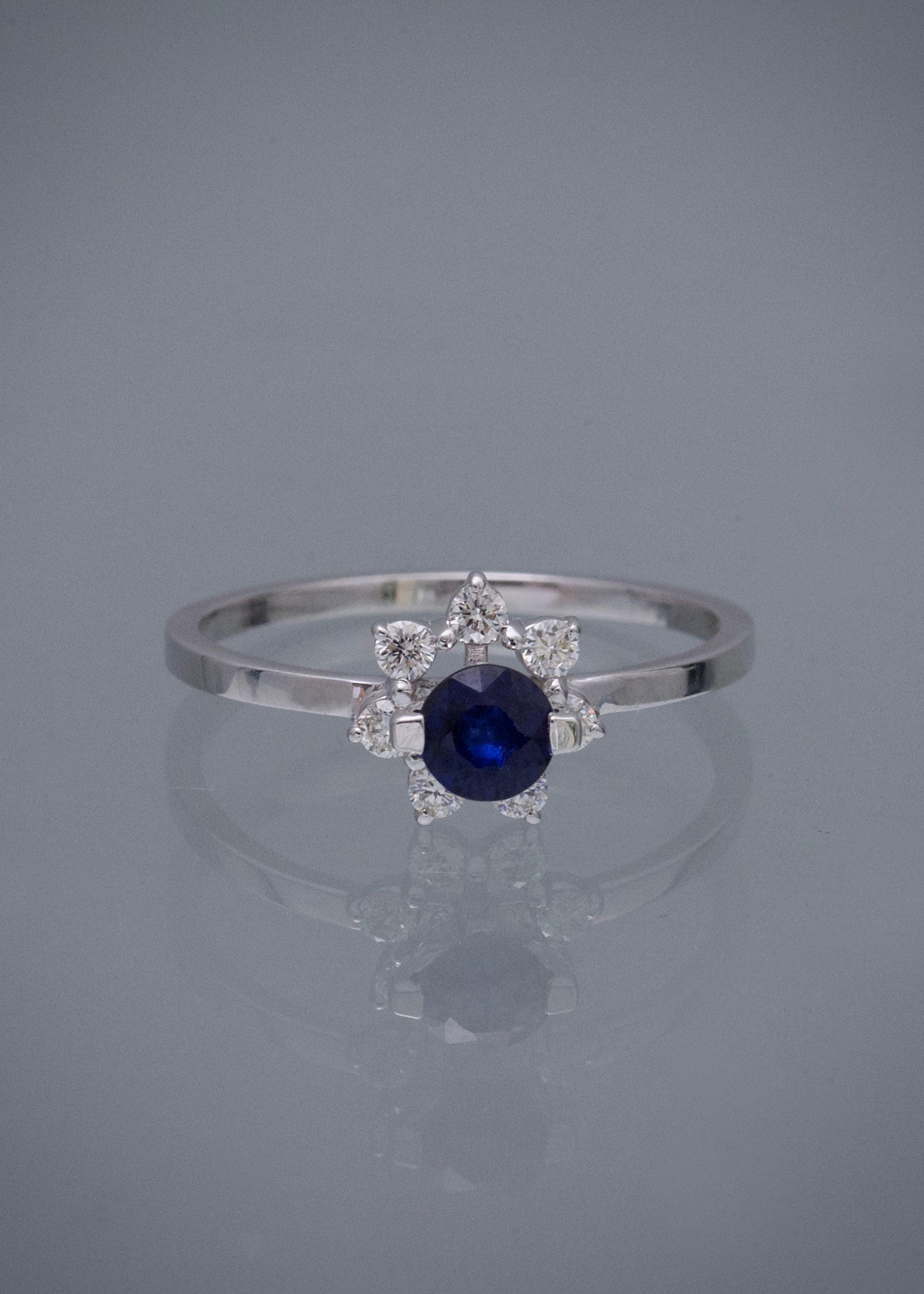 Solitario con 44pts de zafiros y 18pts de diamantes 2.1gr / TALLA 6 1/2 / Oro Blanco (Joya) M