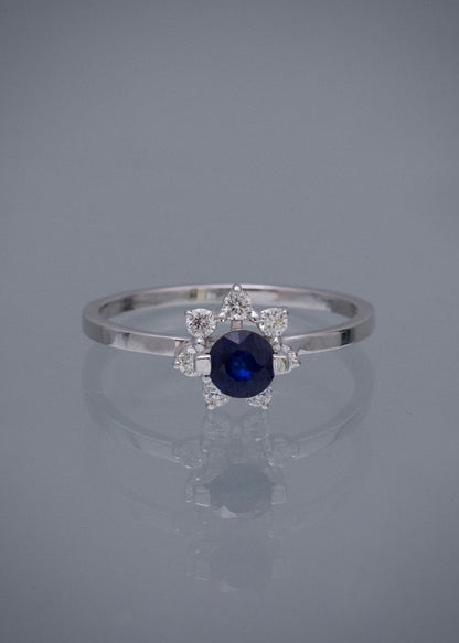Solitario con 44pts de zafiros y 18pts de diamantes 2.1gr / TALLA 6 1/2 / Oro Blanco (Joya) M