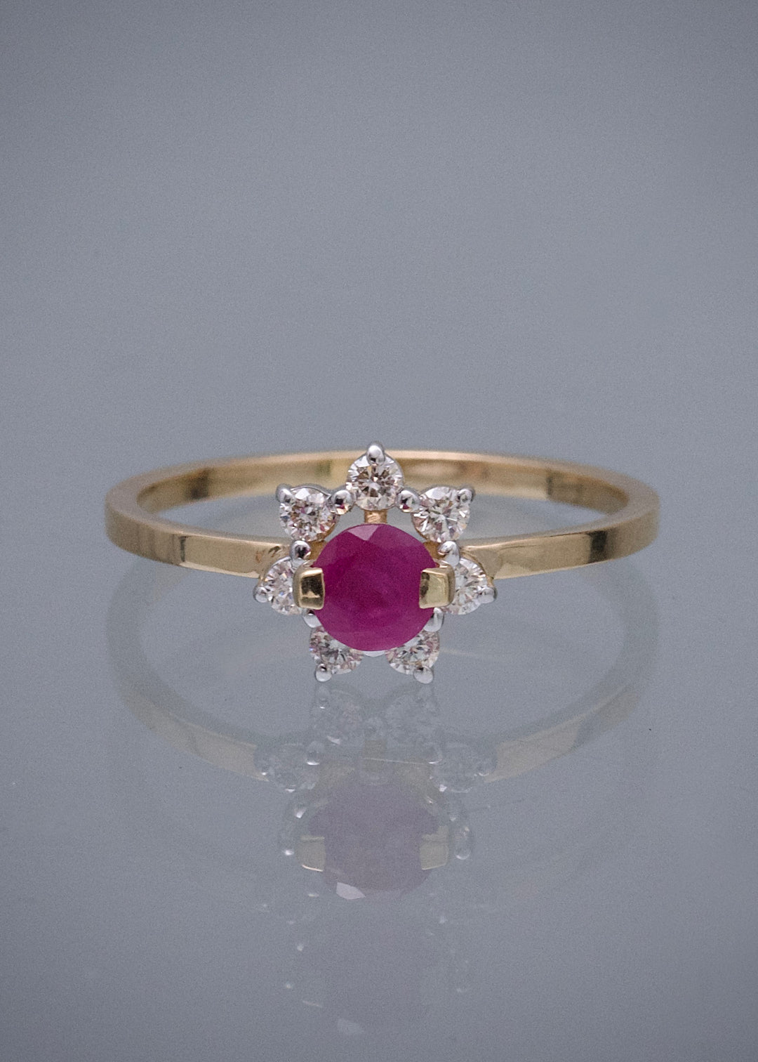 Solitario con 37pts de rubie y 18pts de diamantes 2.1gr / Talla 6 1/2 — Oro Amarillo