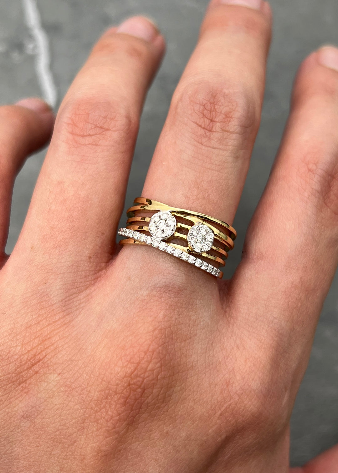 Anillo con 41pts de diamantes blancos 5.35gr / Talla 6 1/2 — Oro Amarillo