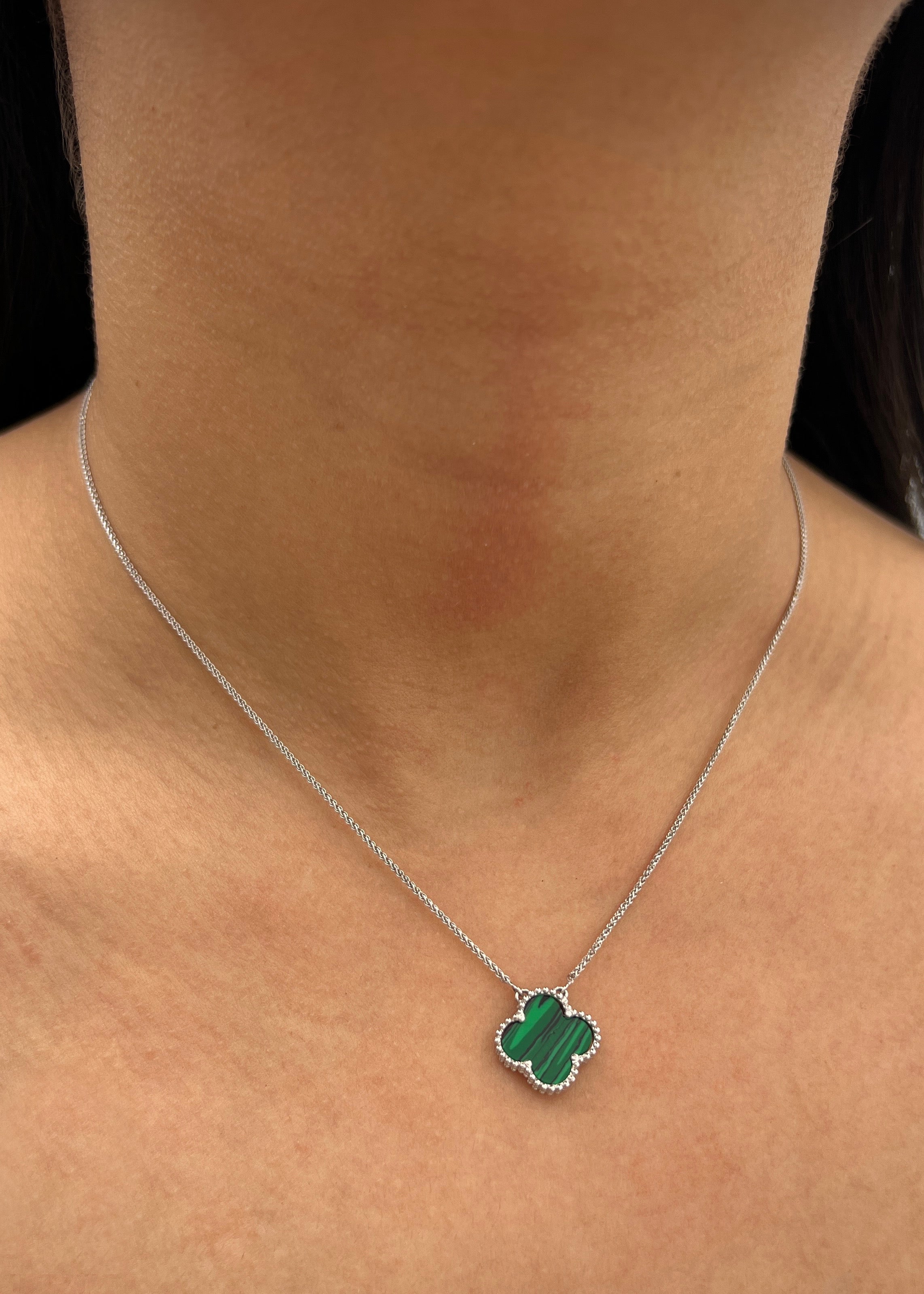 Cadena lucky clover piedra verde 3.55gr / Largo 40cm / Oro Blanco italy cte M