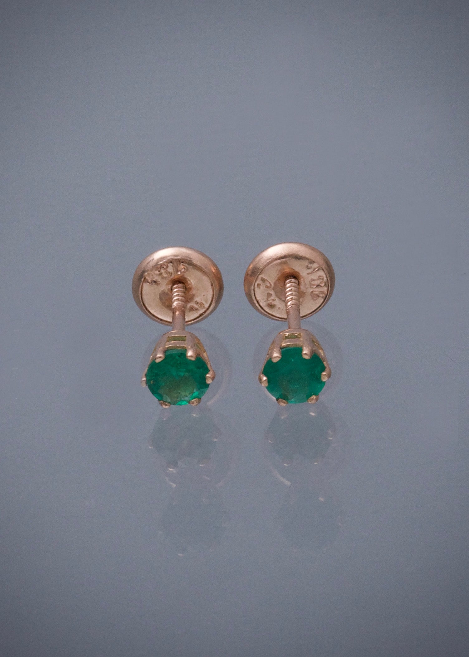 Topos con 30pts de esmeralda 0.75gr / Largo 0.38cm / Oro Rosado (Joya) M