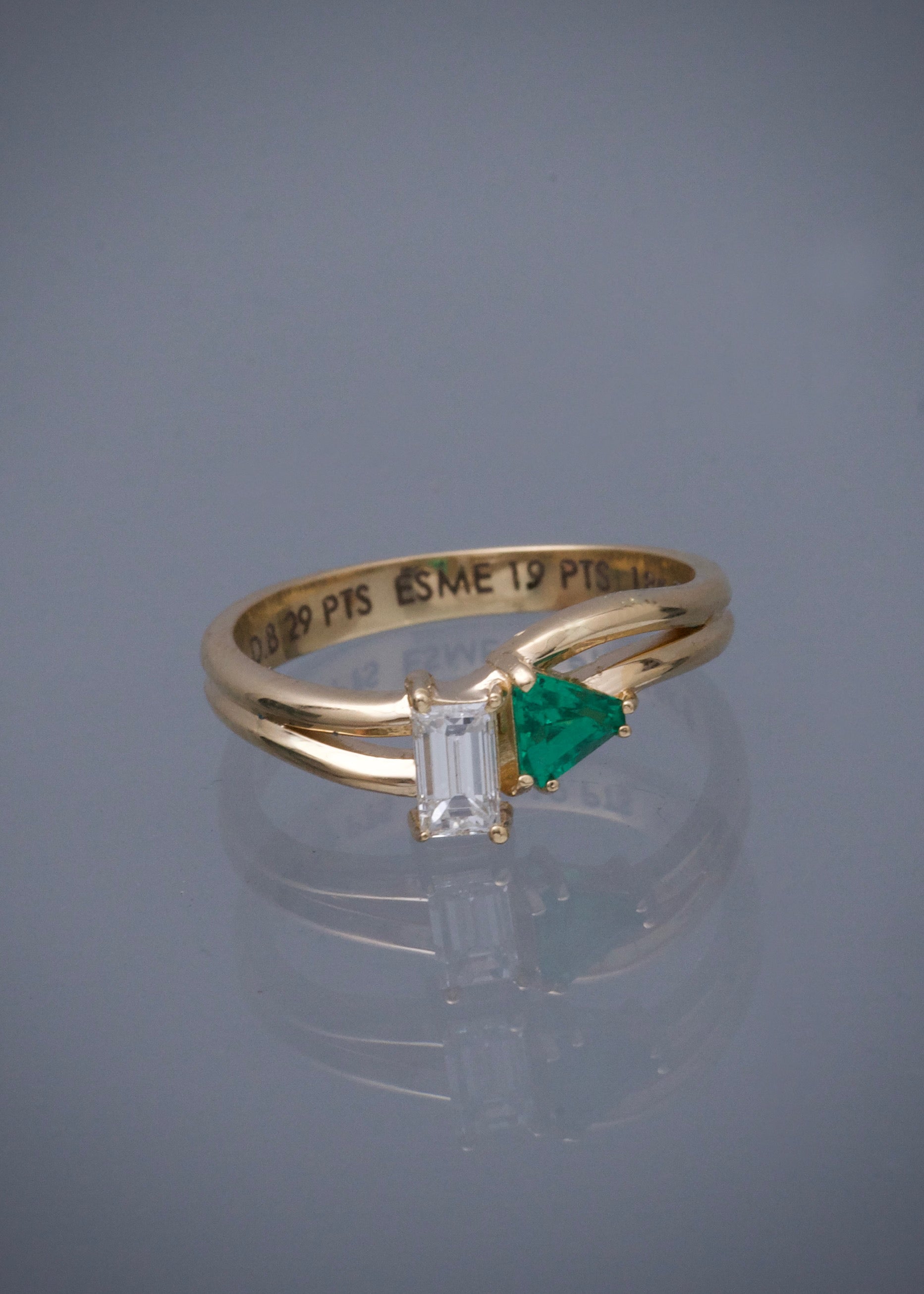 Anillo con 29pts de diamante y 19pts de esmeralda 2.85gr / TALLA 5 1/2 / Oro Amarillo (Joya) B