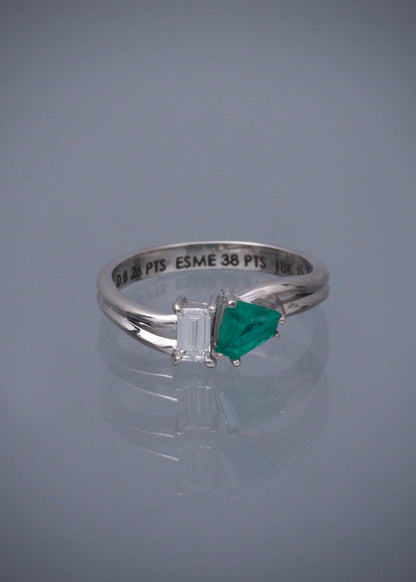 Anillo con 26pts de diamante y 38pts de esmeralda 3.1gr / TALLA 6 1/2 / Oro Blanco (Joya) B