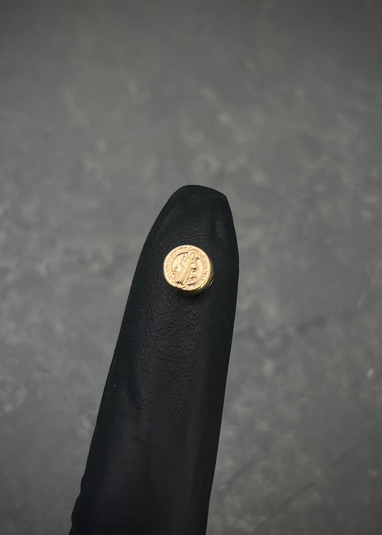 Herraje san benito 0.2gr / Largo 0.6cm / Oro Amarillo Nac B