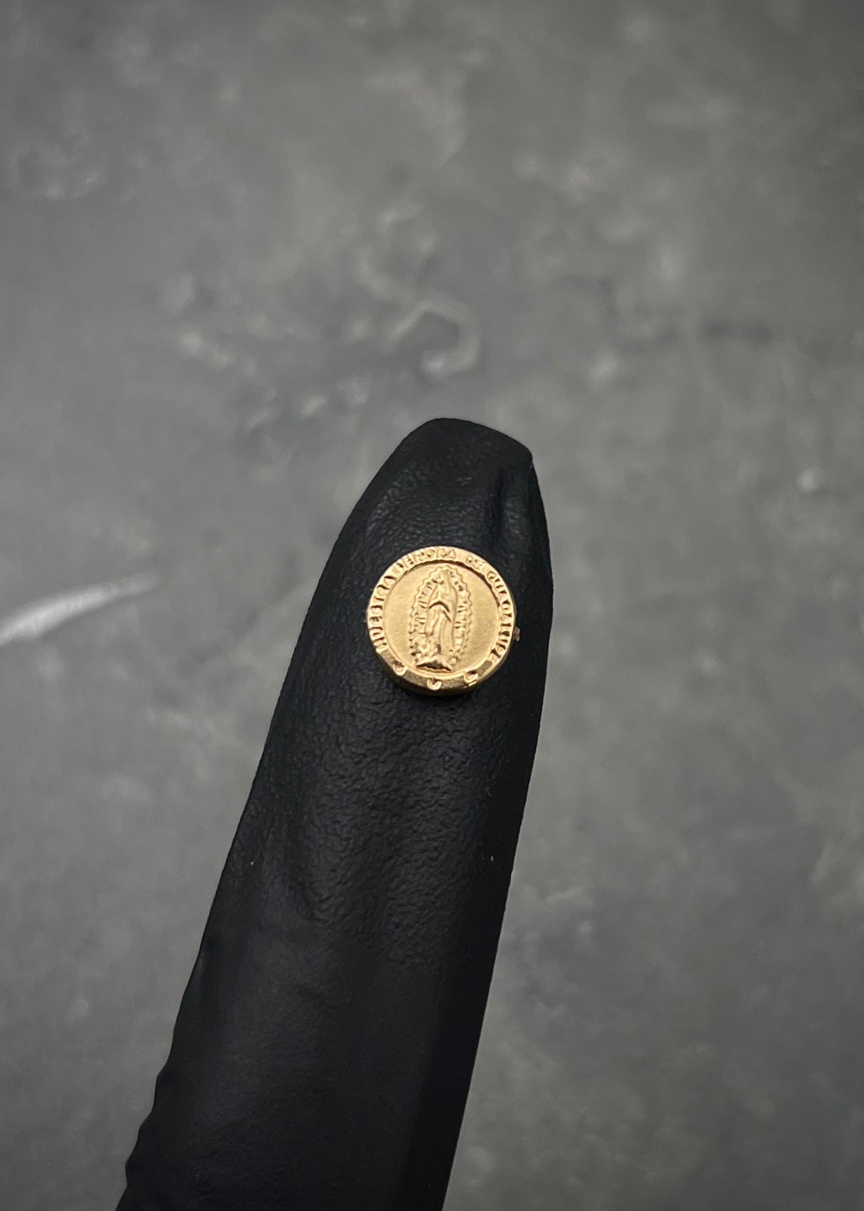 Herraje virgen de guadalepe 0.3gr / Largo 0.8cm / Oro Amarillo Nac B