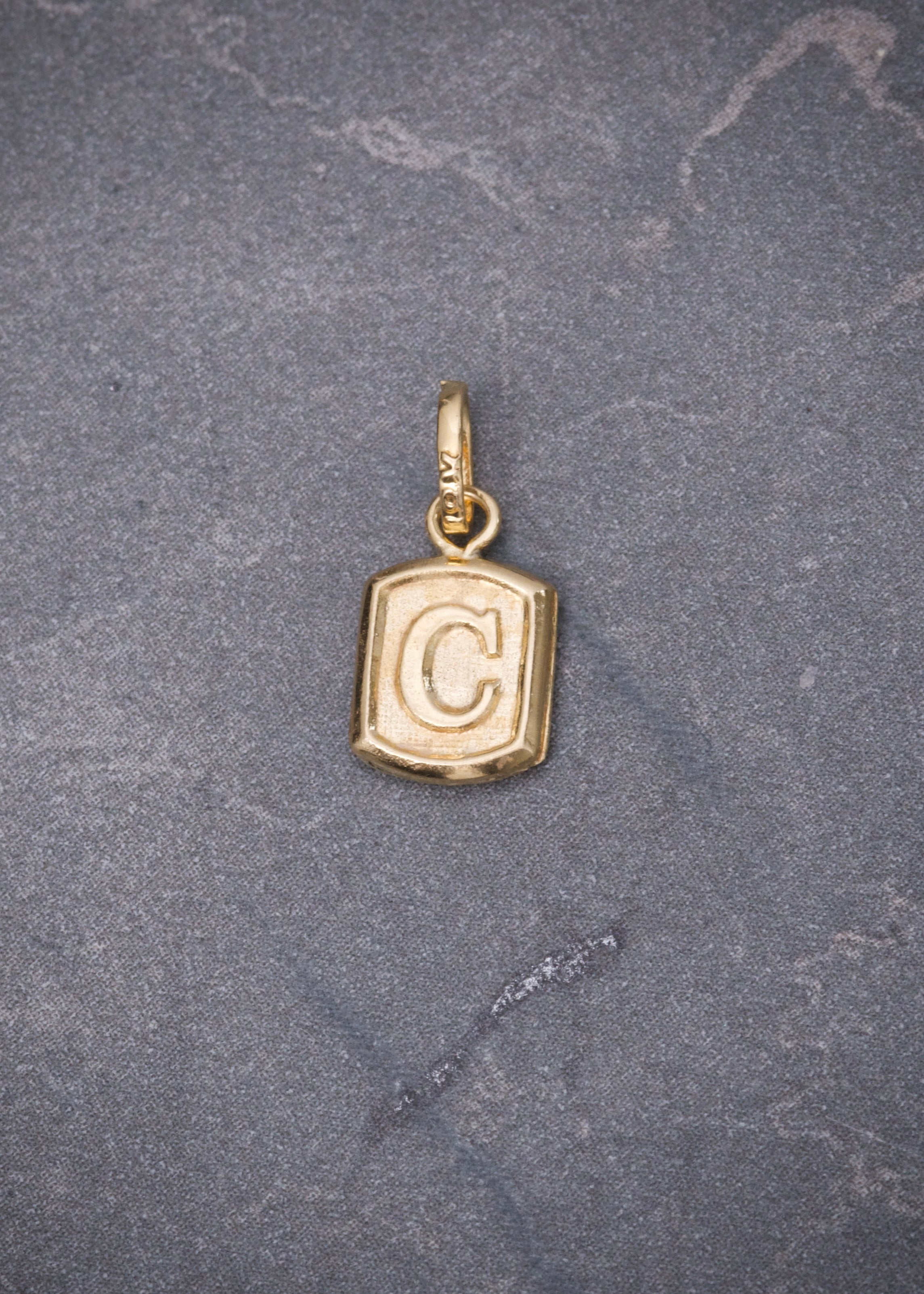 Dije letra C 0.3gr / Largo 1.5cm / Oro Amarillo Nac P