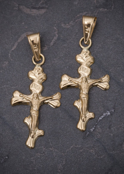 Dije cruz con Cristo 0.9gr / Largo 3.1cm / Oro Amarillo Nac P
