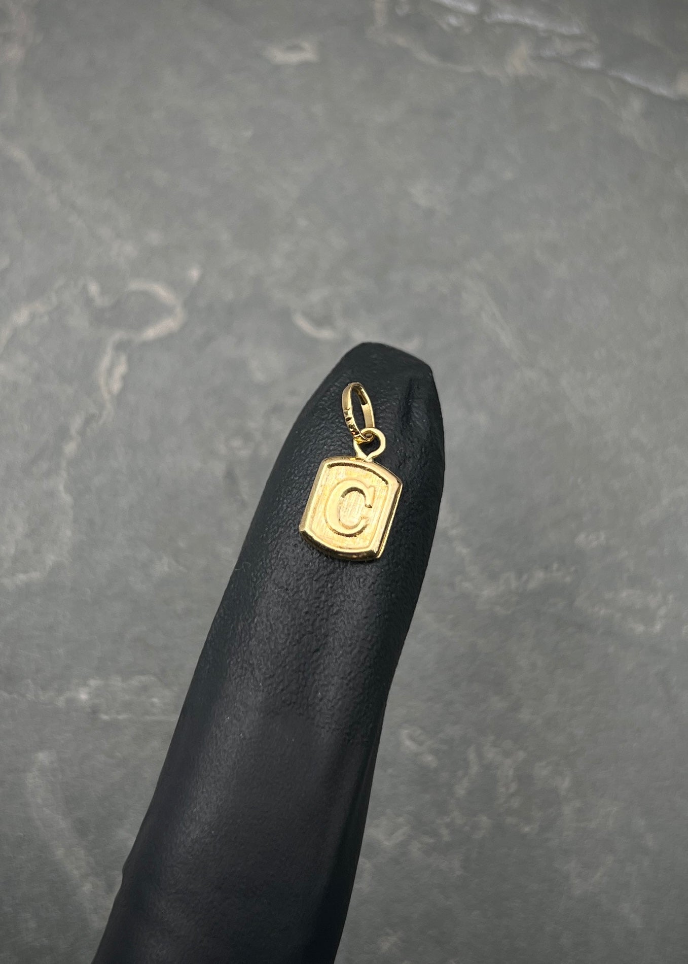 Dije letra C 0.3gr / Largo 1.5cm / Oro Amarillo Nac P