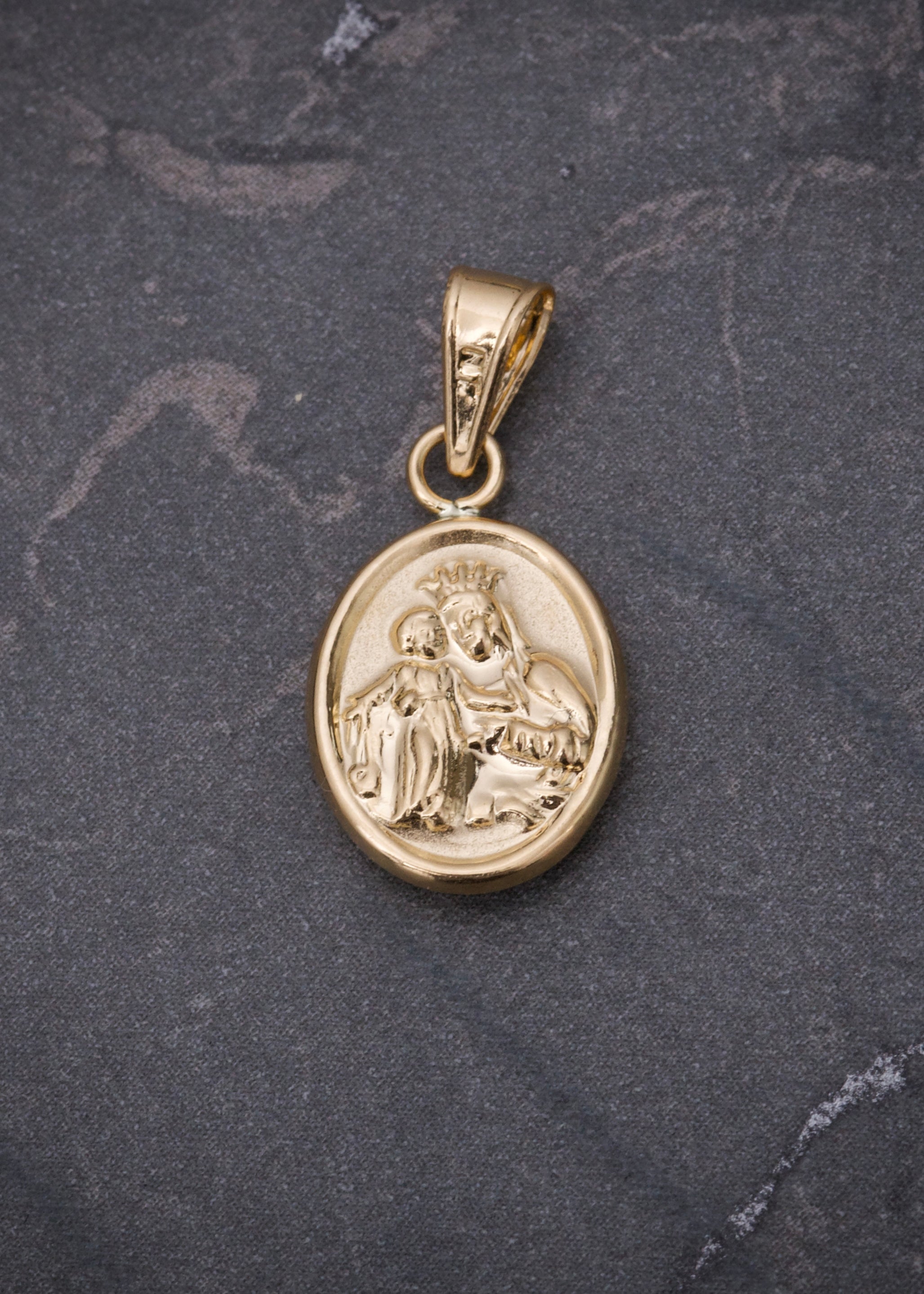 Dije virgen del carmen 0.6gr / Largo 1.9cm / Oro Amarillo Nac P