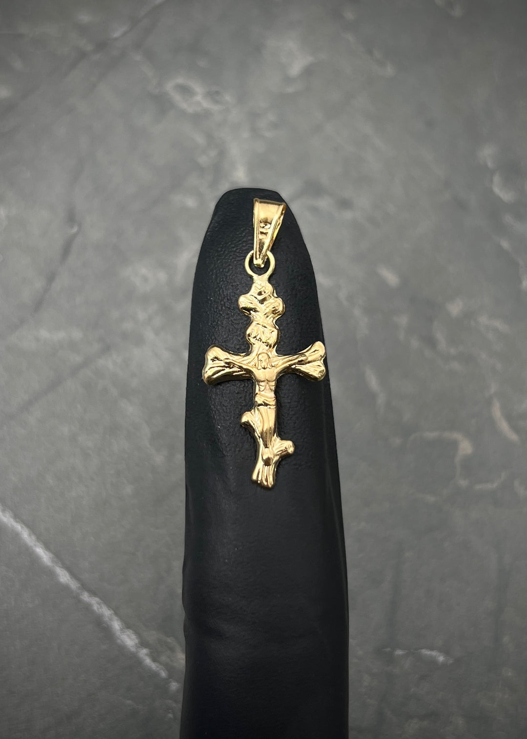Dije cruz con Cristo 0.9gr / Largo 3.1cm — Oro Amarillo