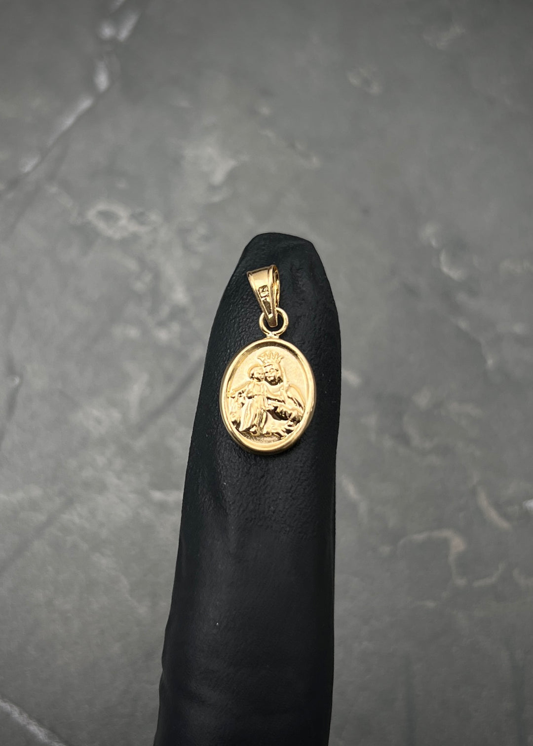 Dije virgen del carmen 0.6gr / Largo 1.9cm — Oro Amarillo