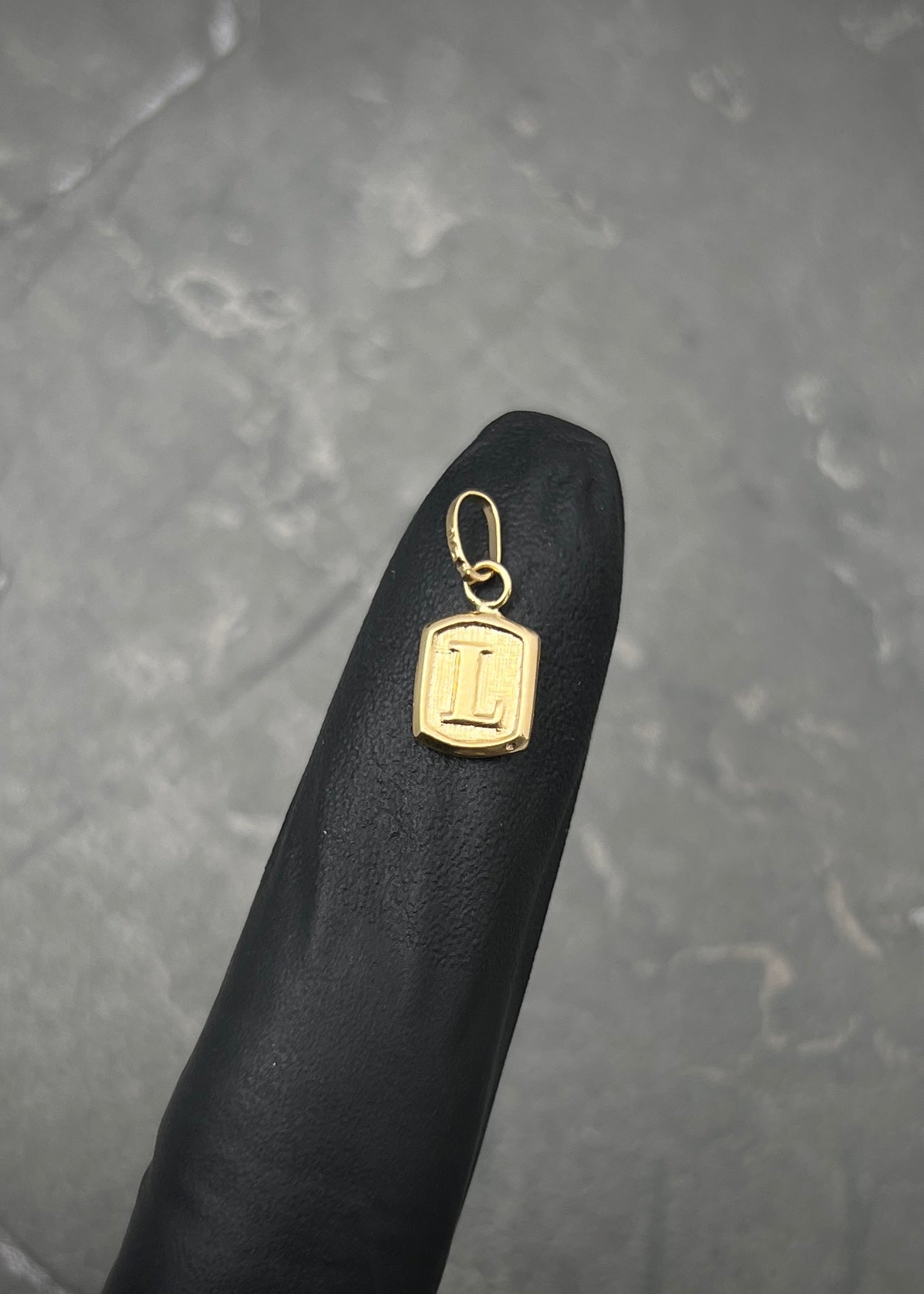 Dije letra L 0.3gr / Largo 1.5cm / Oro Amarillo Nac P