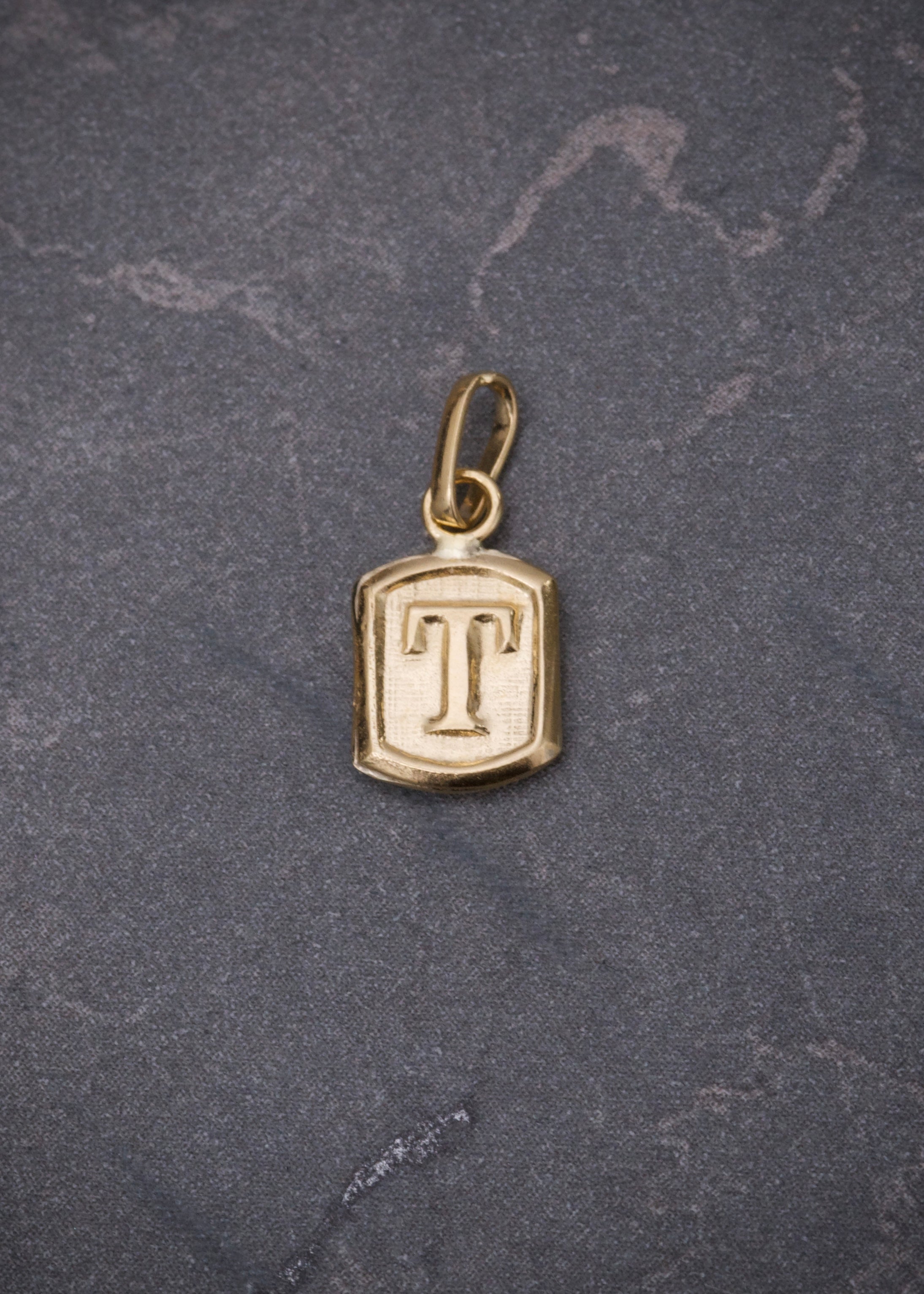 Dije letra t 0.3gr / Largo 1.5cm / Oro Amarillo Nac M