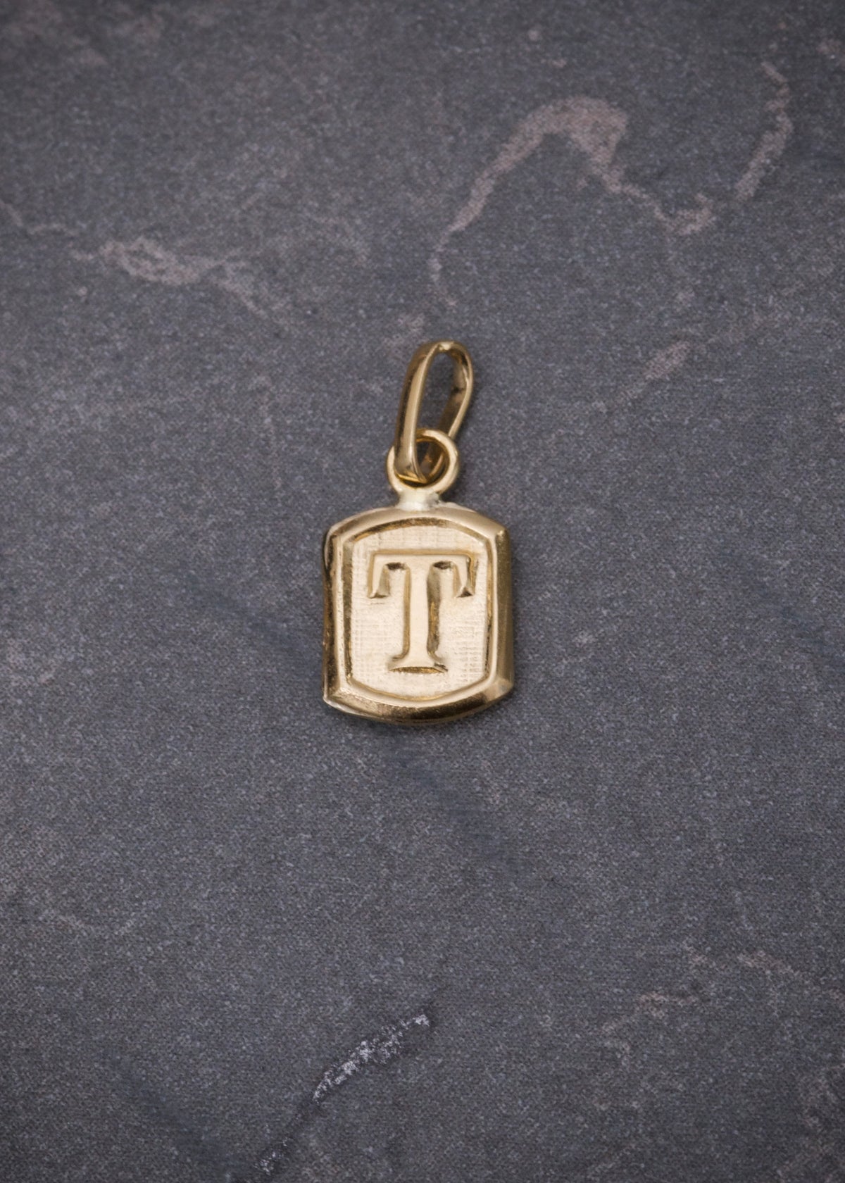 Dije Letra T 0.35gr / 1.4cm / 6mm — Oro Amarillo