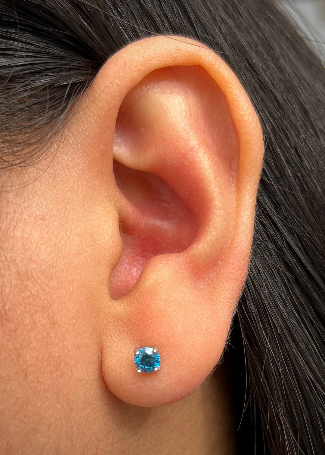Topos con 60pts de diamante azul 0.75gr / Largo 0.4cm — Oro Blanco