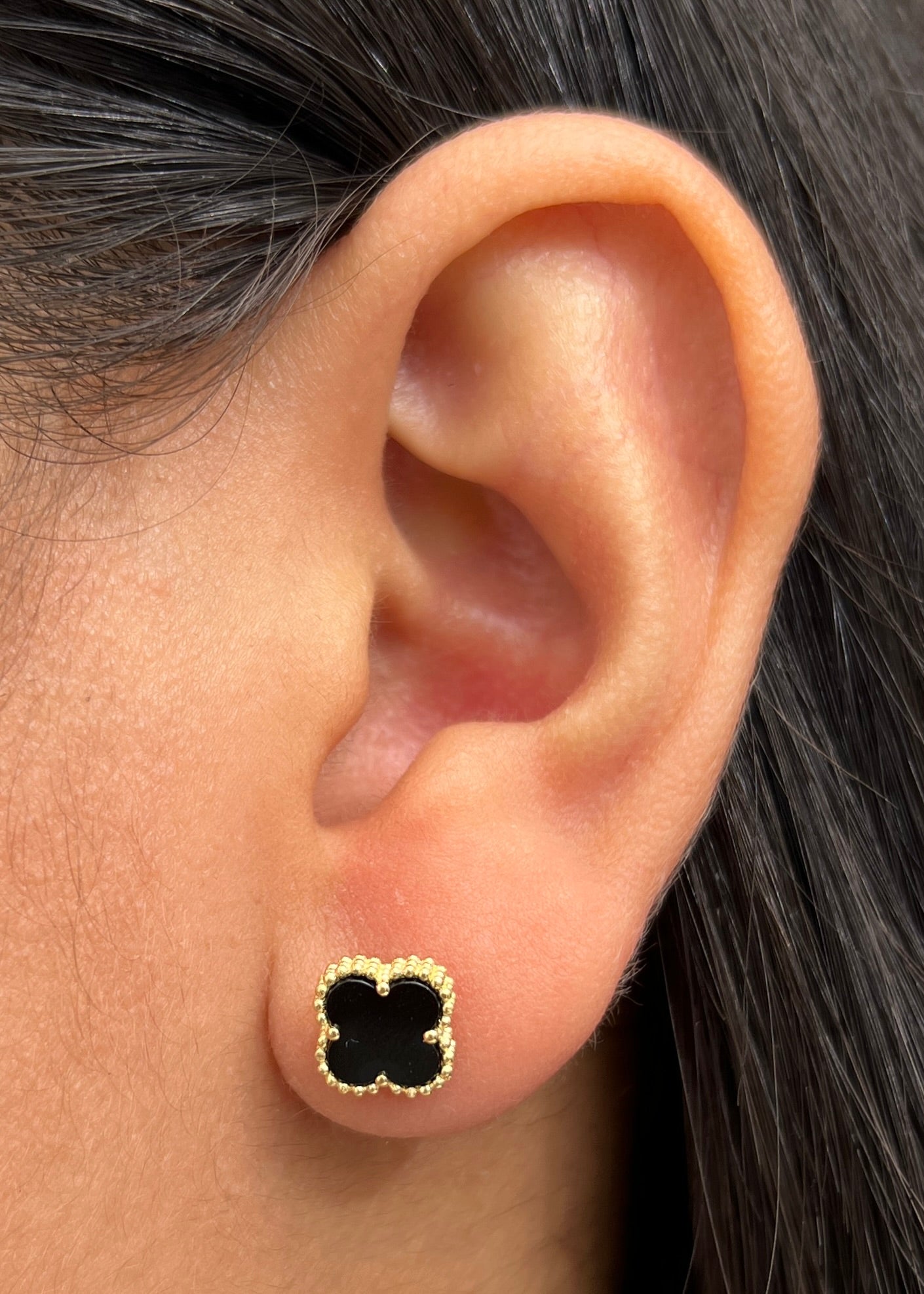 Topos lucky clover piedra negra 2.2gr / Largo 0.8cm / Oro Amarillo Nac M