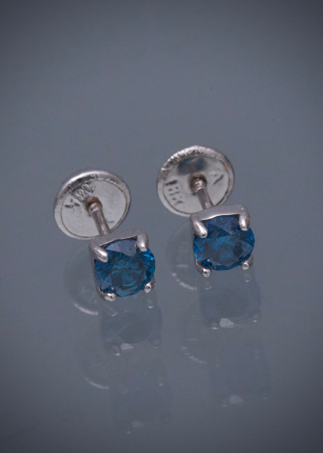 Topos con 60pts de diamante azul 0.75gr / Largo 0.4cm — Oro Blanco