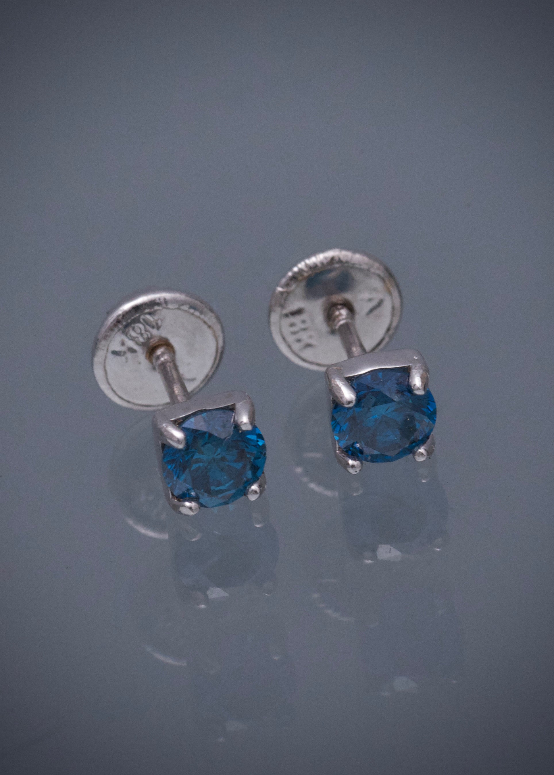 Topos con 60pts de diamante azul 0.75gr / Largo 0.4cm — Oro Blanco
