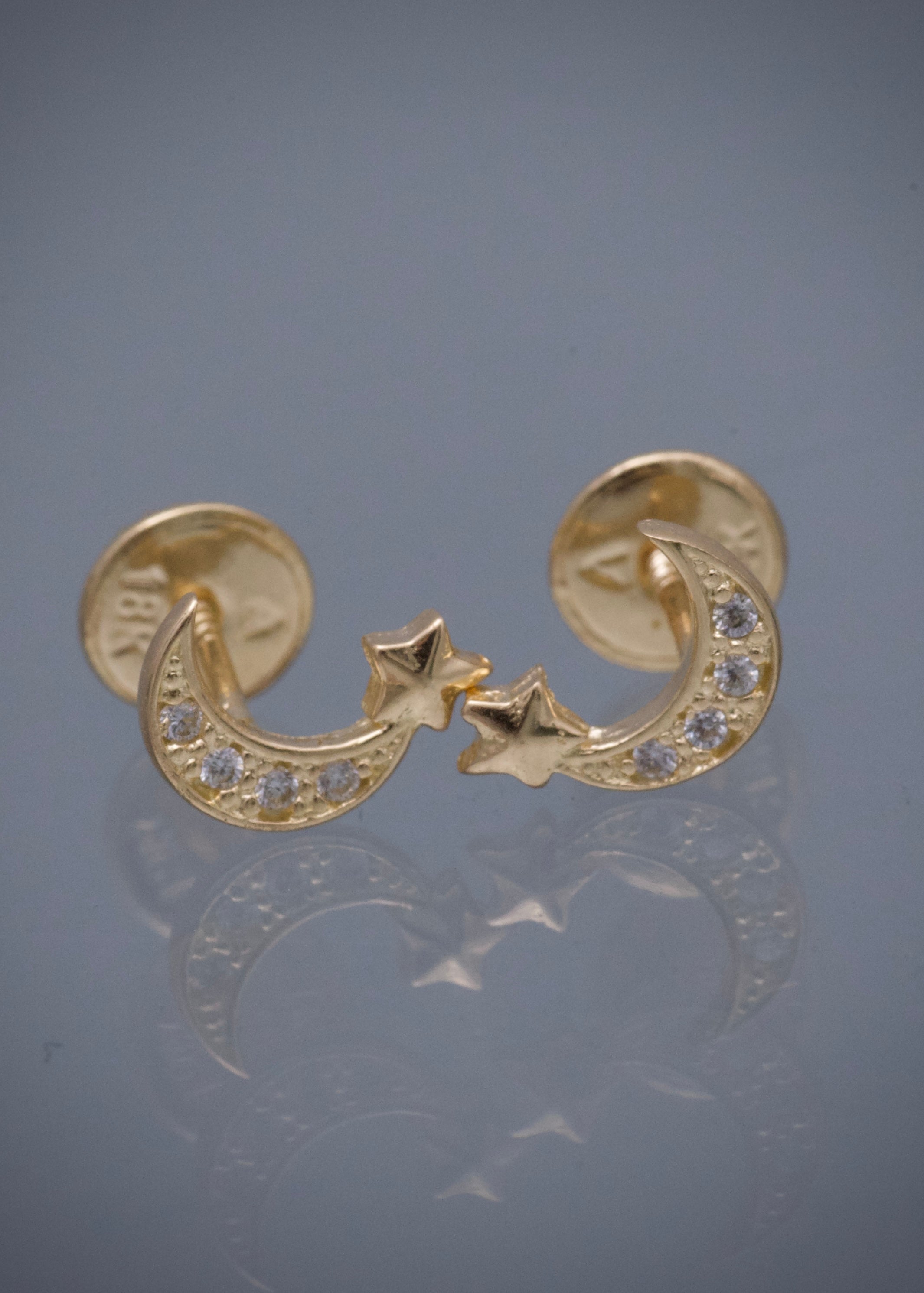Topos Luna con estrella 0.9gr / Largo 0.7cm — Oro Amarillo