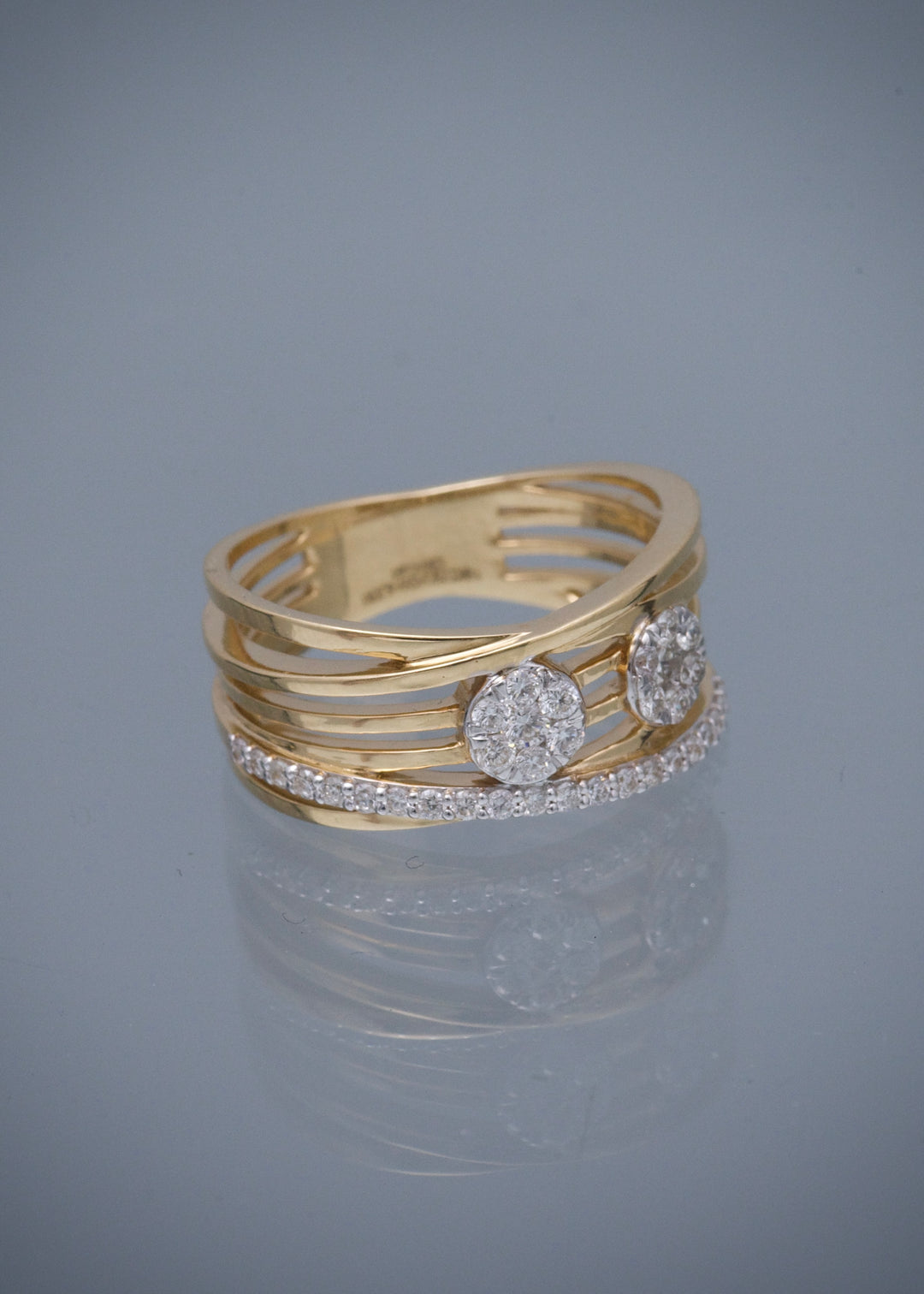 Anillo con 41pts de diamantes blancos 5.35gr / Talla 6 1/2 — Oro Amarillo